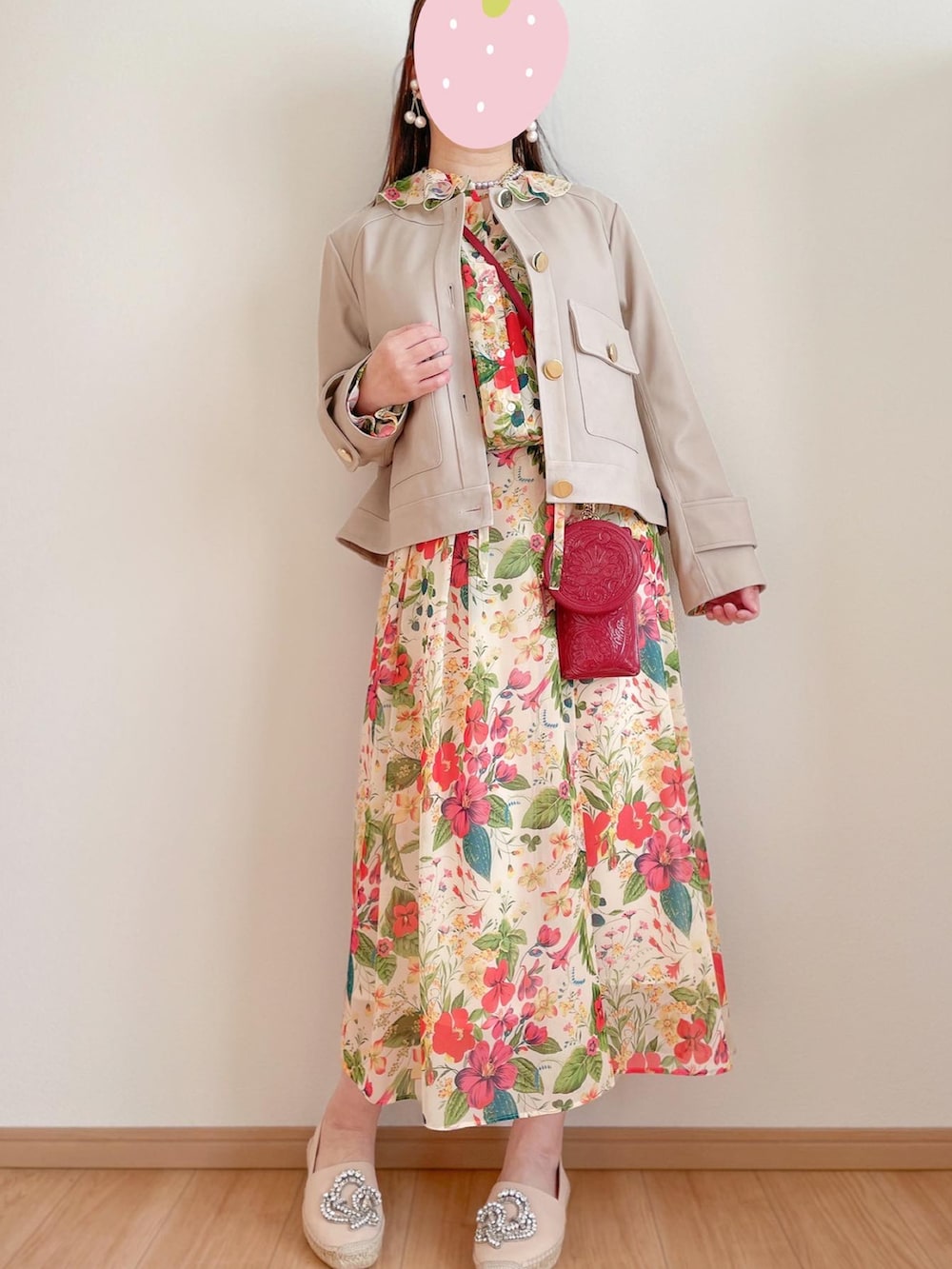 ベージュ系のスカート、ベージュ系のシャツ/ブラウス、レッド系のバッグを着用したレディースの春コーディネートの2枚目の写真