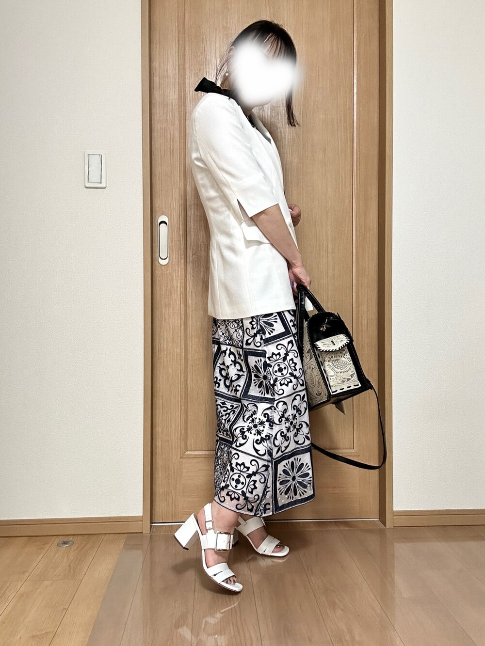 ホワイト系のシューズ、ブルー系のワンピース、ブラック系のバッグを着用したレディースの夏コーディネートの4枚目の写真