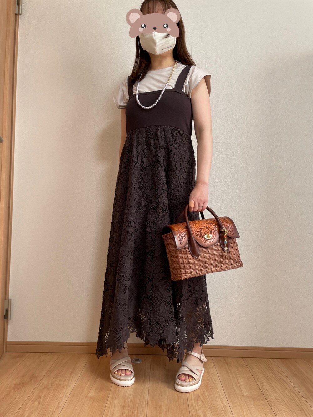 ブラウン系のかごバッグ、ブラウン系のワンピース、ブラウン系のカーディガン/ボレロを着用したレディースの春コーディネートの3枚目の写真