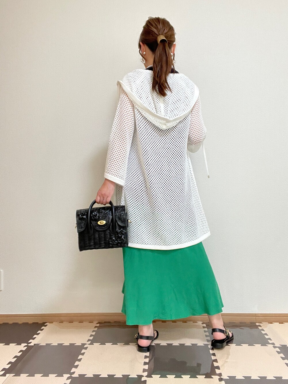 ブラック系のかごバッグ、ホワイト系のパーカー、ブルー系のワンピースを着用したレディースの夏コーディネートの2枚目の写真