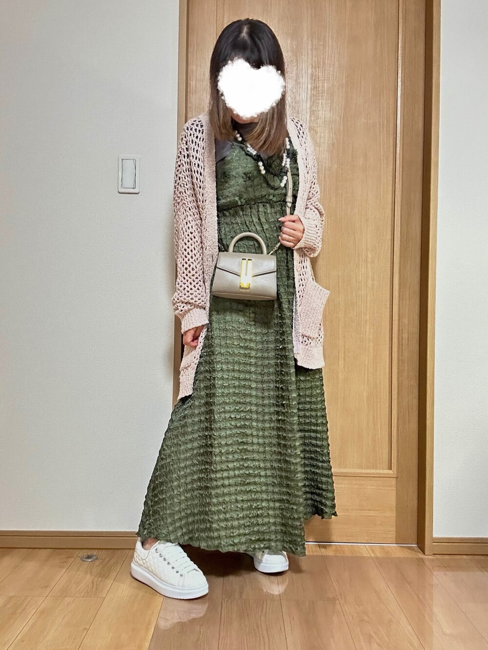 ホワイト系のカーディガン/ボレロ、グリーン系のワンピース、ホワイト系のスニーカーを着用したレディースの春コーディネートの2枚目の写真