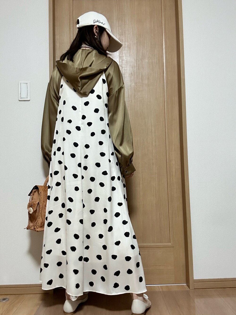 ホワイト系のワンピース、ベージュ系のハンドバッグ、ベージュ系のパンプスを着用したレディースの春コーディネートの3枚目の写真