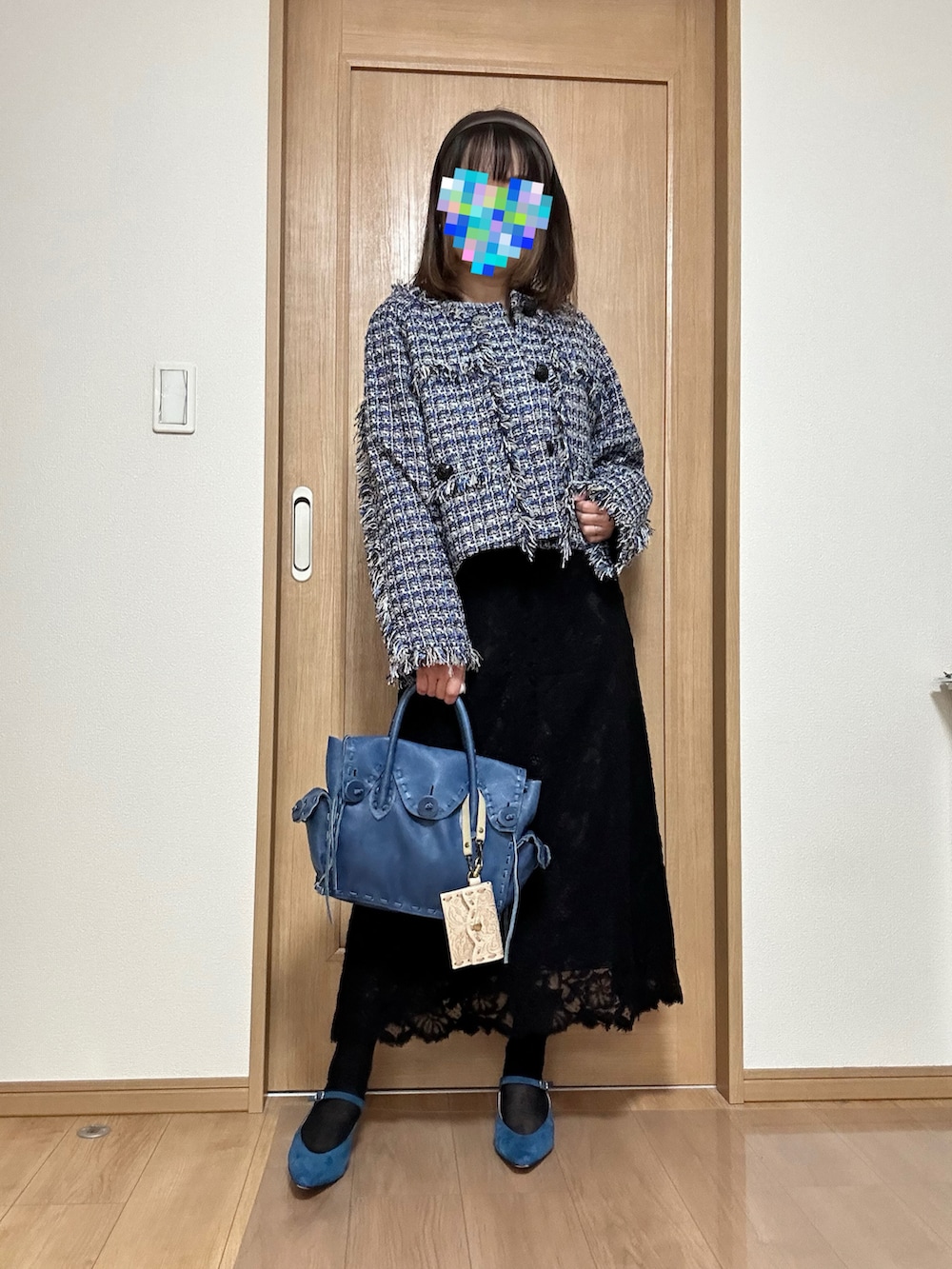 ブルー系のパンプス、ブラック系のワンピース、ブルー系のハンドバッグを着用したレディースの春コーディネートの3枚目の写真