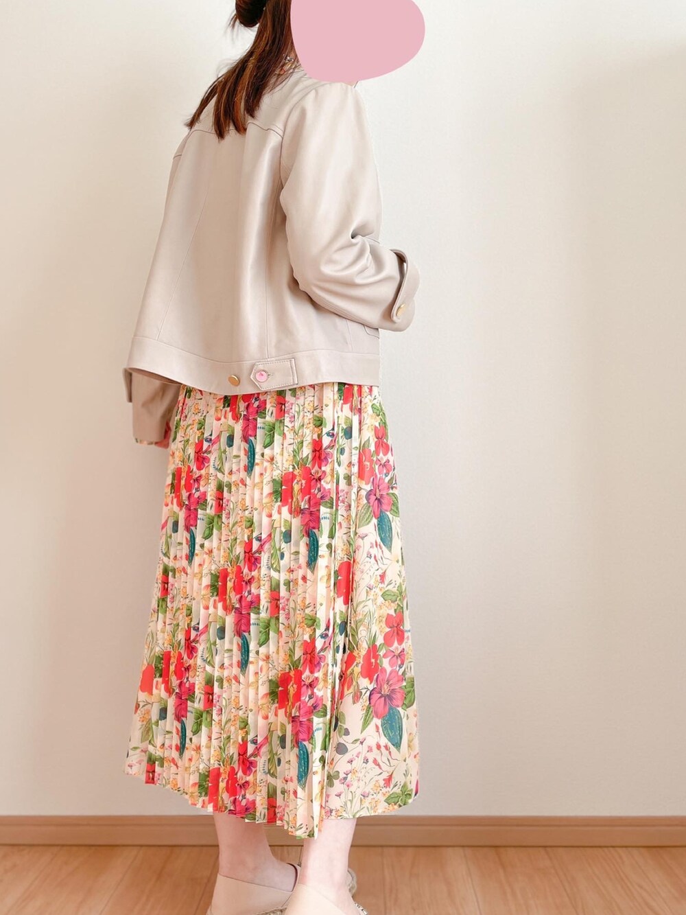 ベージュ系のスカート、ベージュ系のシャツ/ブラウス、レッド系のバッグを着用したレディースの春コーディネートの3枚目の写真