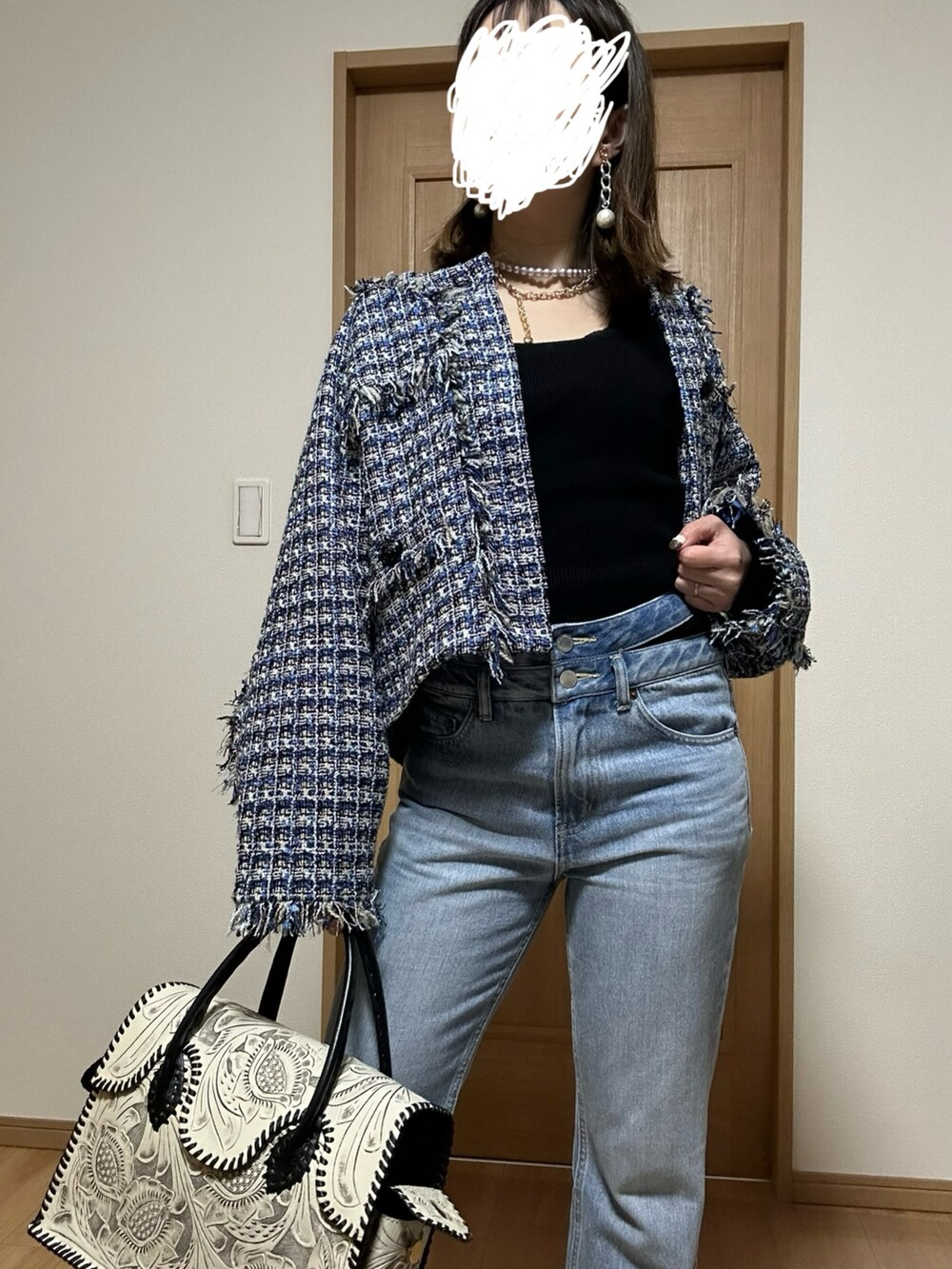 ブラック系のその他パンツ、ブルー系のその他アウター、ブラック系のタンクトップを着用したレディースの春コーディネートの4枚目の写真