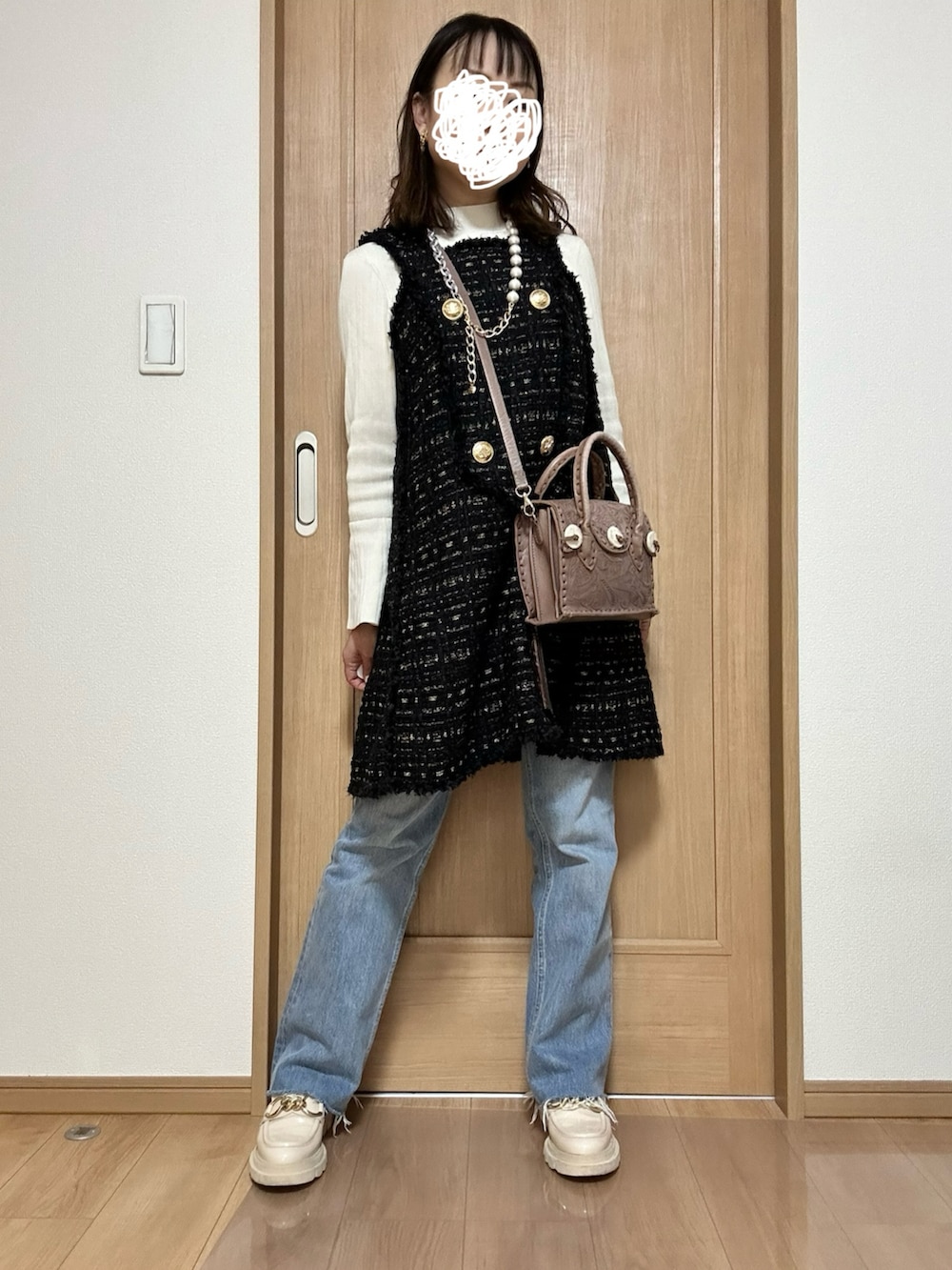 ブラック系のその他パンツ、ブラック系のローファー、グレー系のショルダーバッグを着用したレディースの春コーディネートの2枚目の写真