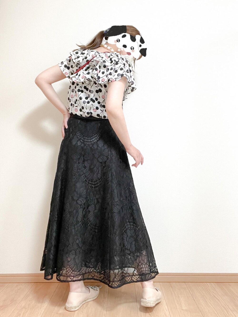 レッド系のバッグ、ベージュ系のスリッポン、ブラック系のスカートを着用したレディースの春コーディネートの2枚目の写真