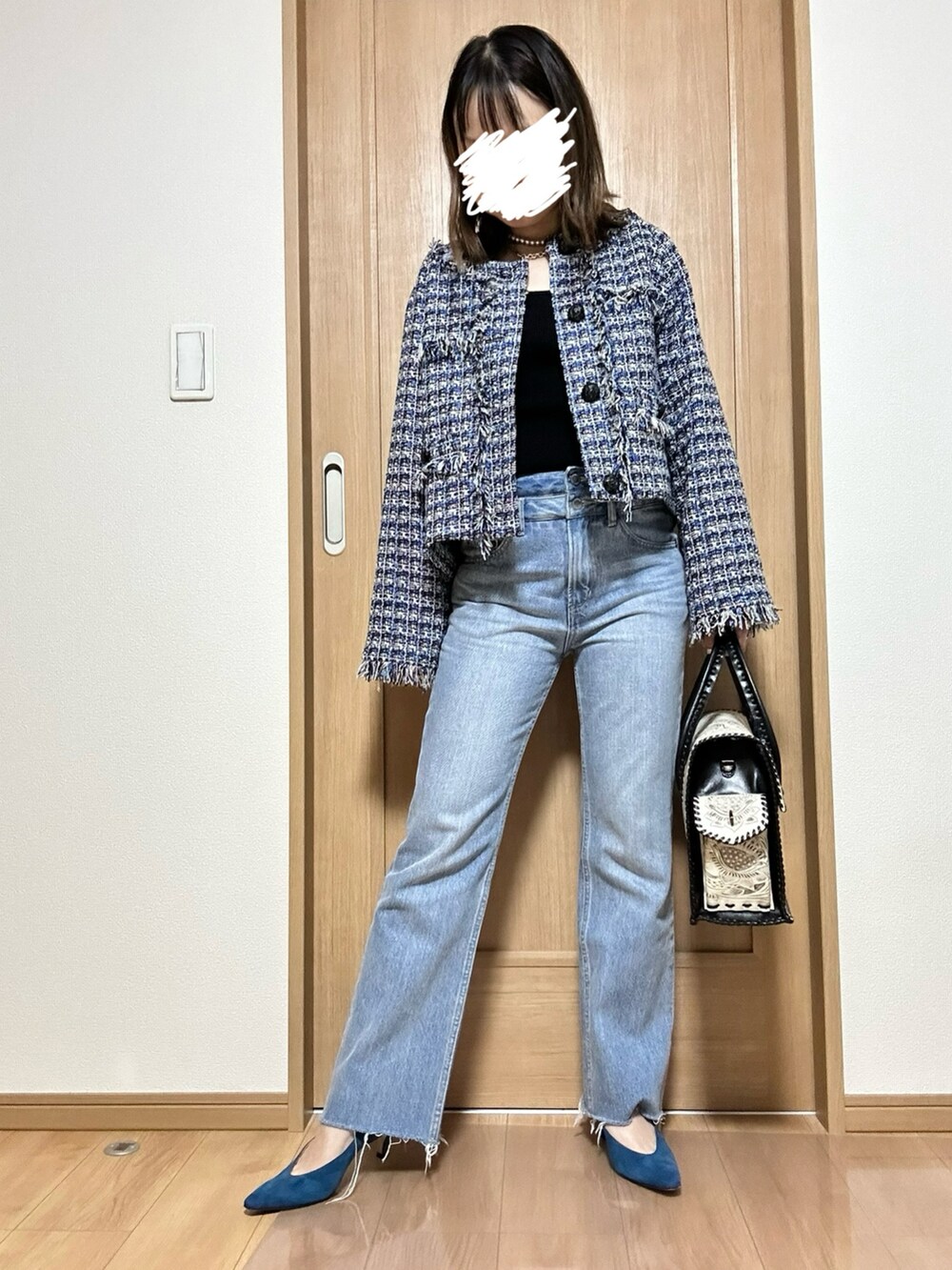 ブラック系のその他パンツ、ブルー系のその他アウター、ブラック系のタンクトップを着用したレディースの春コーディネートの2枚目の写真