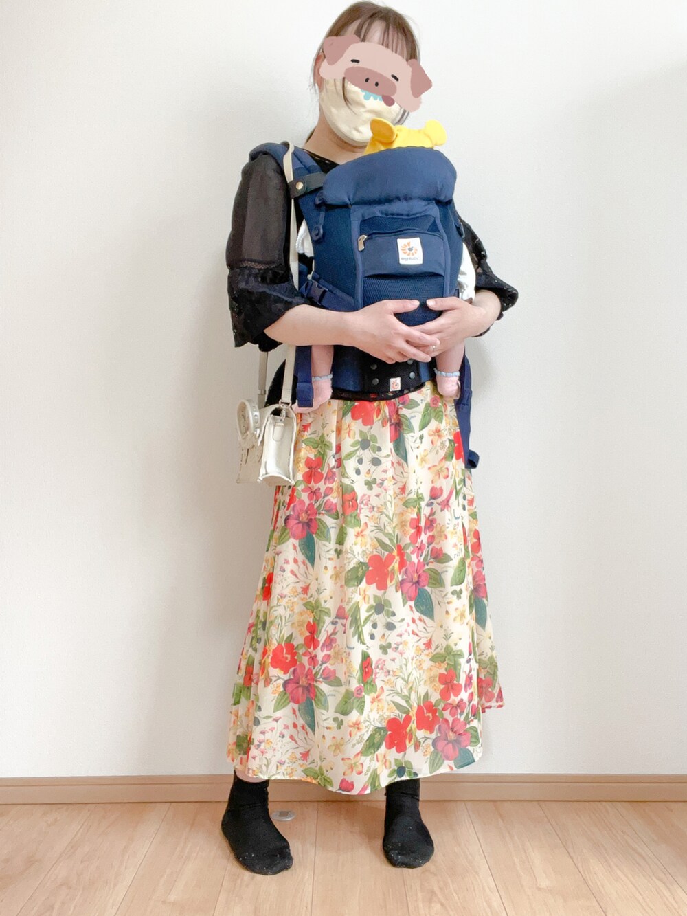 パープル系のトップス、ベージュ系のスカート、ホワイト系のショルダーバッグを着用したレディースの春コーディネートの2枚目の写真