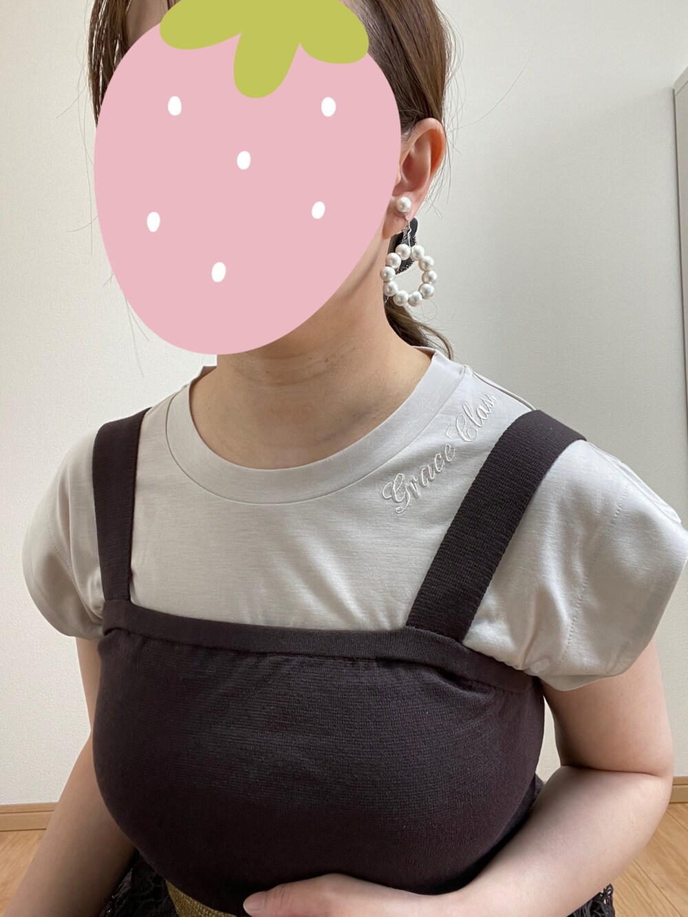 ブラウン系のかごバッグ、ブラウン系のワンピース、ブラウン系のカーディガン/ボレロを着用したレディースの春コーディネートの5枚目の写真