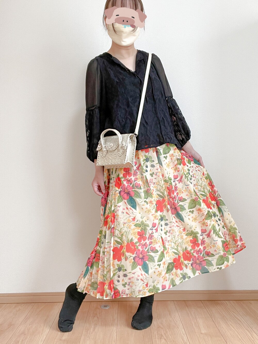 パープル系のトップス、ベージュ系のスカート、ホワイト系のショルダーバッグを着用したレディースの春コーディネートの3枚目の写真