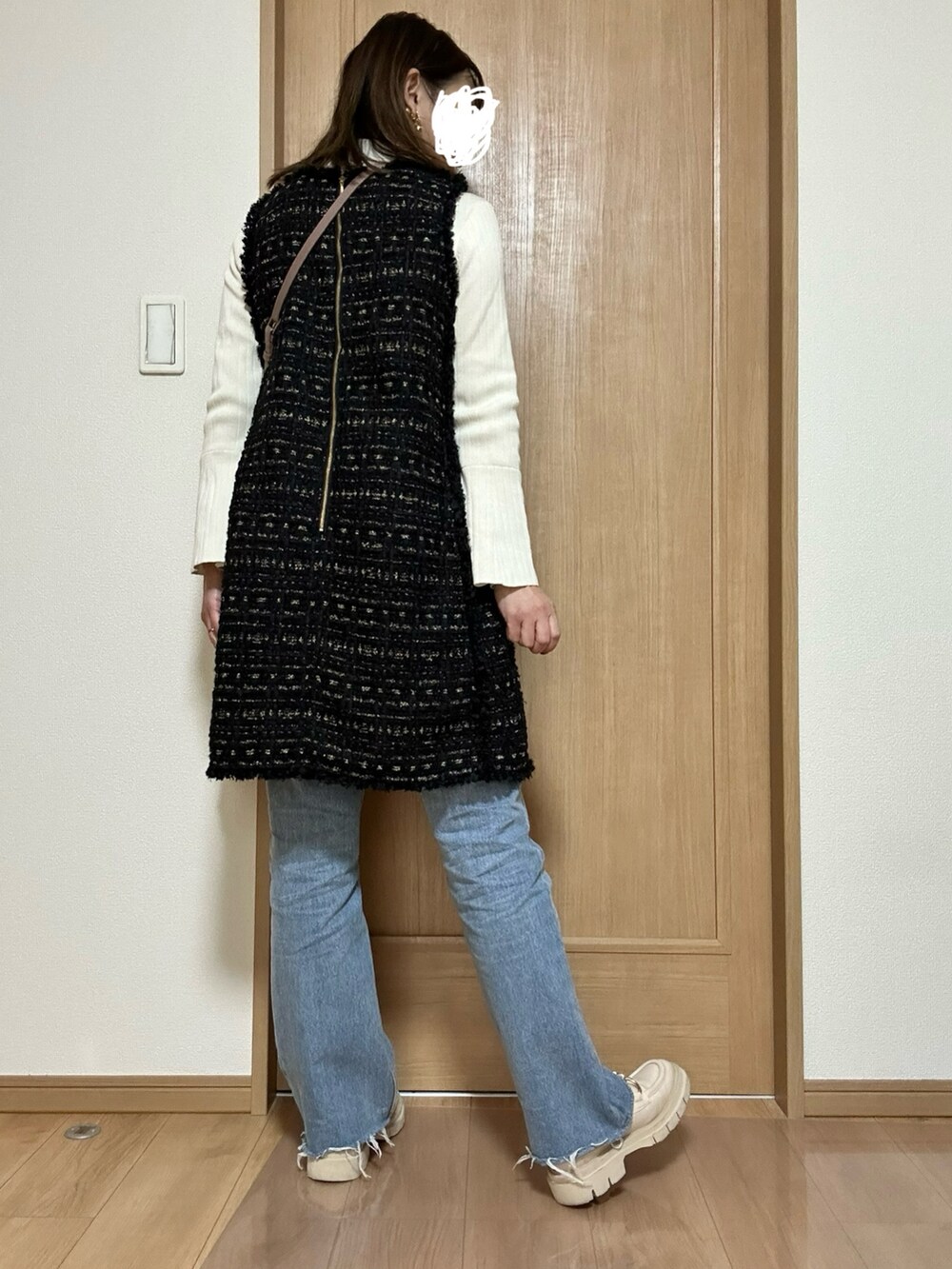 ブラック系のその他パンツ、ブラック系のローファー、グレー系のショルダーバッグを着用したレディースの春コーディネートの3枚目の写真