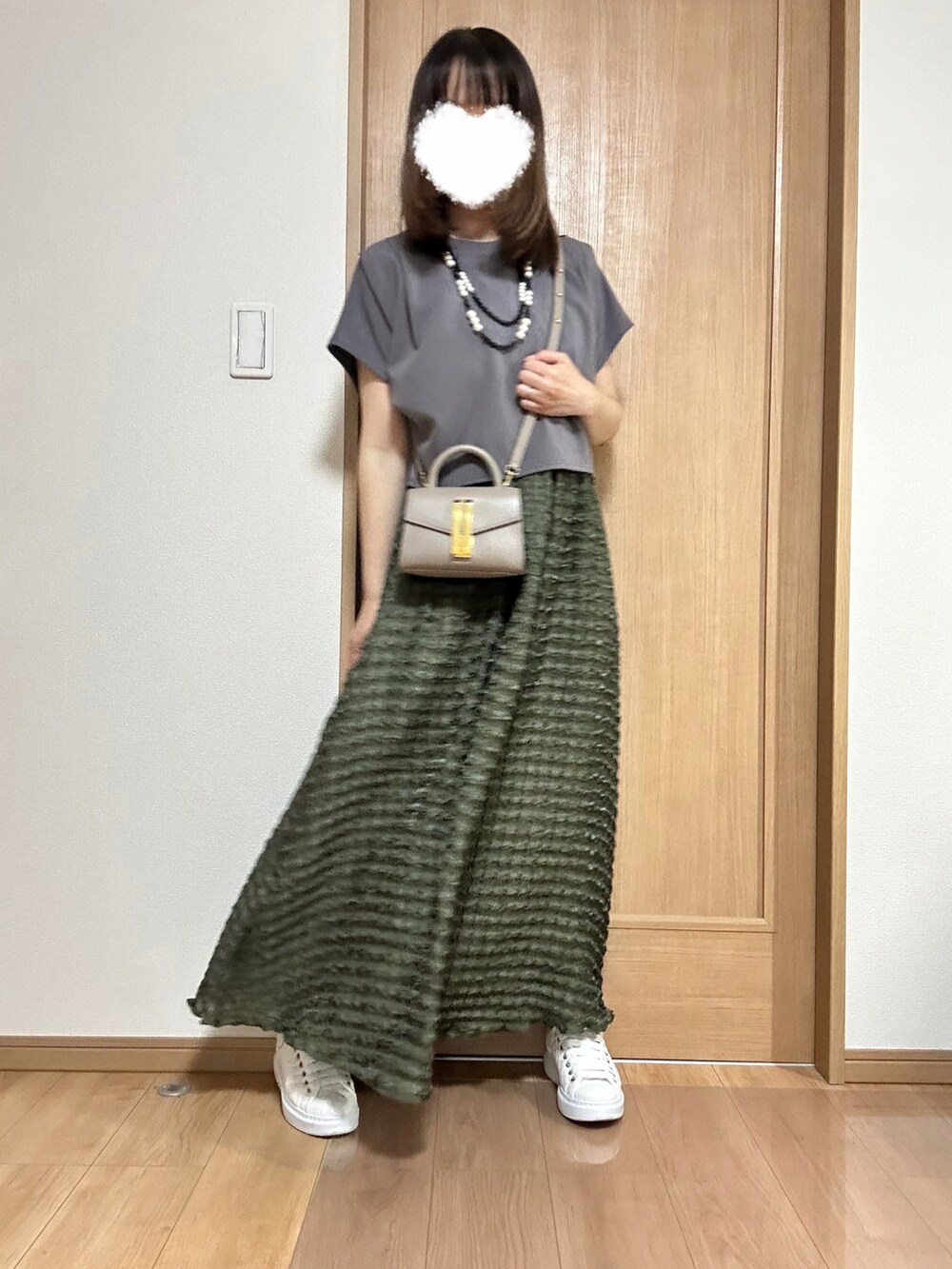 ホワイト系のカーディガン/ボレロ、グリーン系のワンピース、ホワイト系のスニーカーを着用したレディースの春コーディネートの4枚目の写真