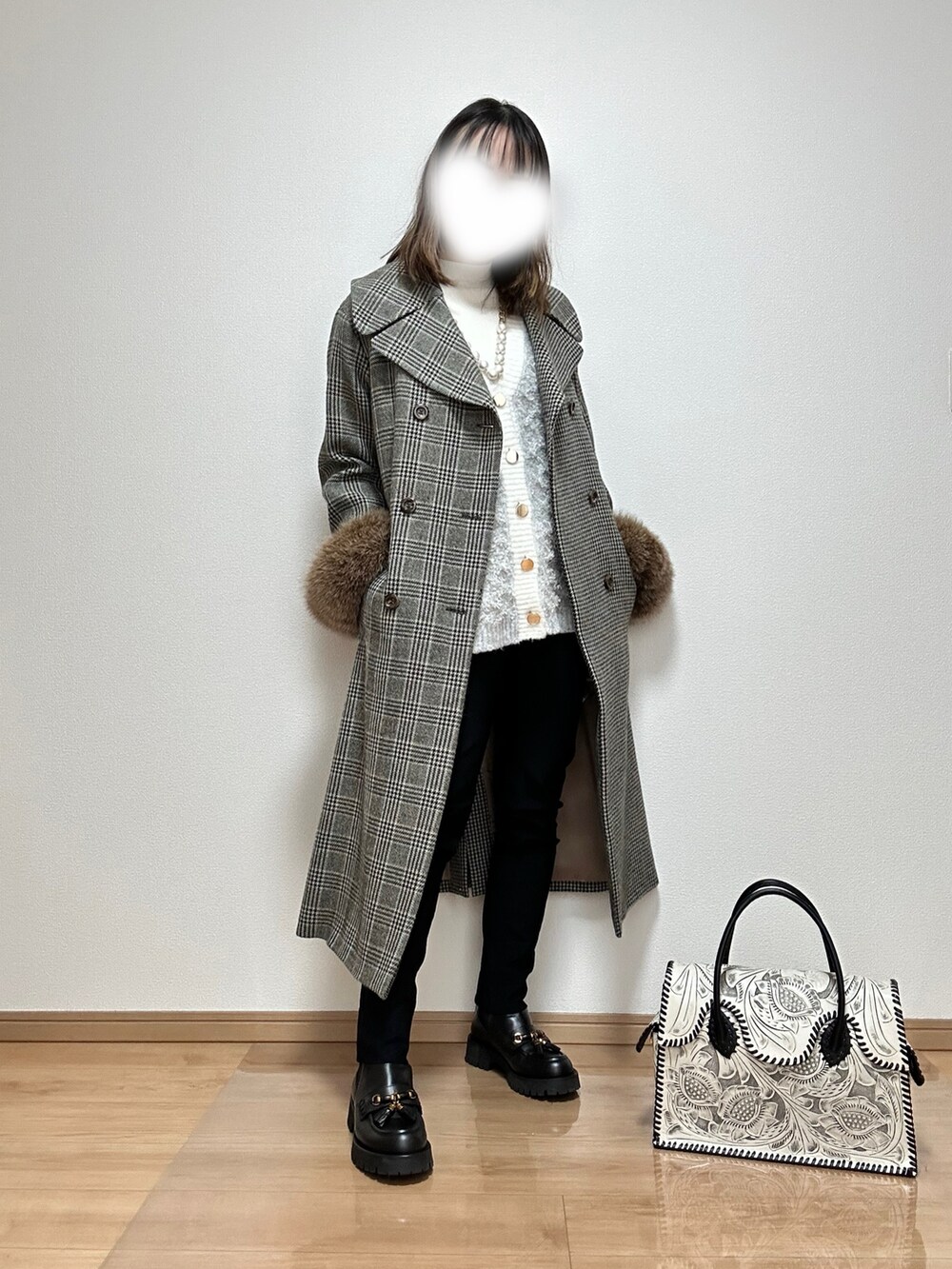 ブラック系のバッグ、ブラック系のその他パンツ、ブラック系のブーツを着用したレディースの春コーディネートの2枚目の写真