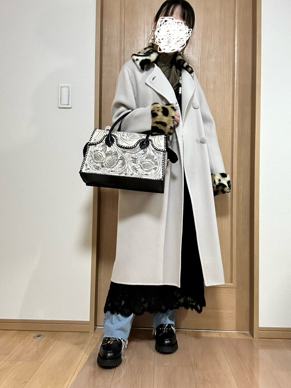 ブラック系のワンピース、ブラウン系のTシャツ/カットソー、ブラック系のバッグを着用したレディースの冬コーディネートの5枚目の写真