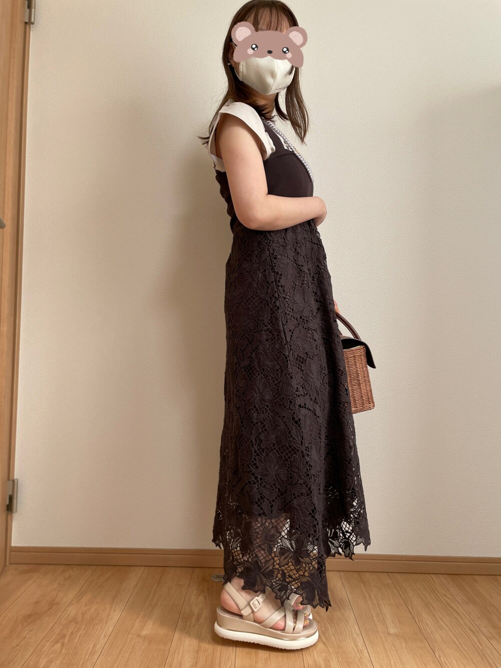 ブラウン系のかごバッグ、ブラウン系のワンピース、ブラウン系のカーディガン/ボレロを着用したレディースの春コーディネートの4枚目の写真