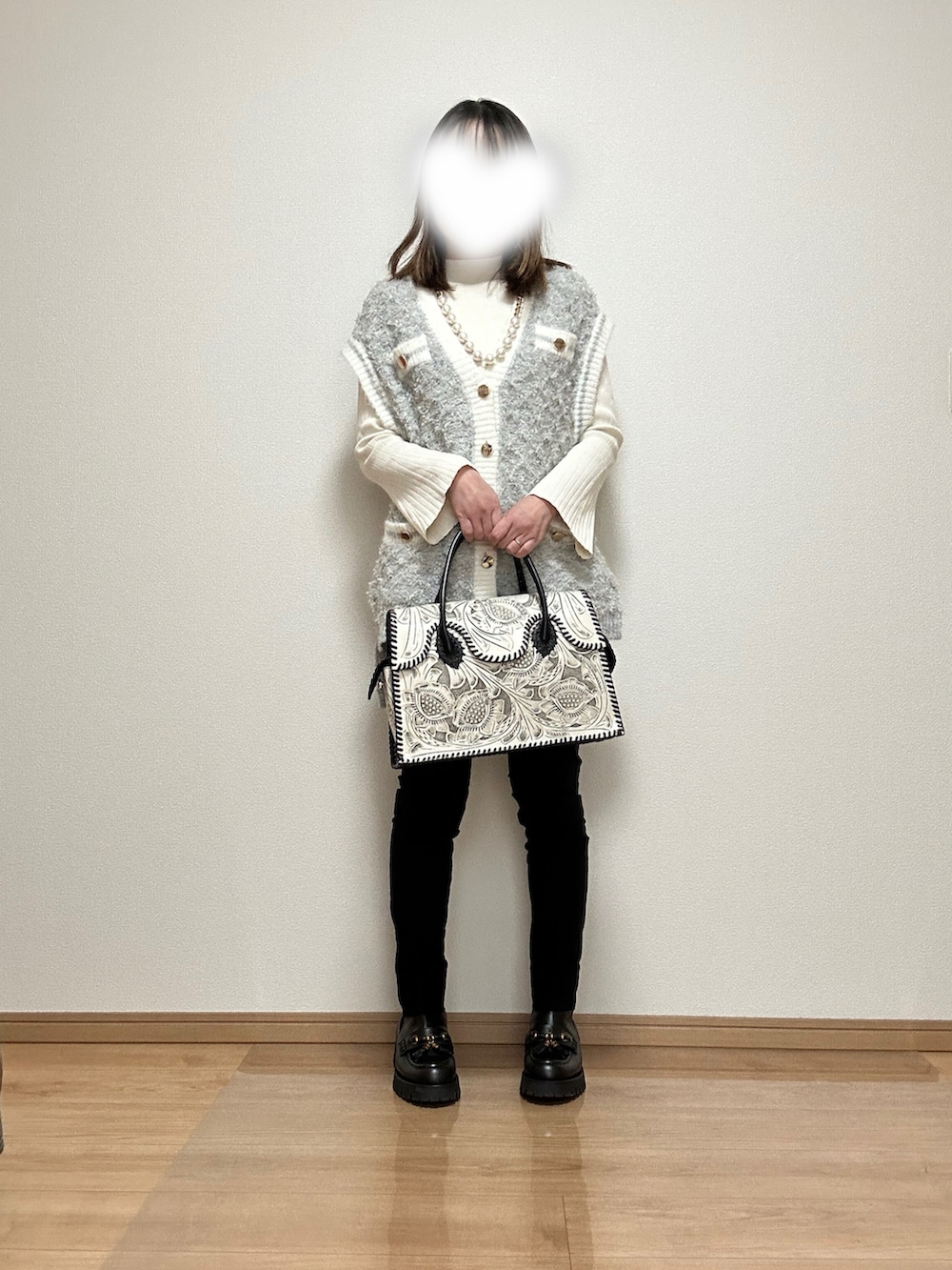 ブラック系のバッグ、ブラック系のその他パンツ、ブラック系のブーツを着用したレディースの春コーディネートの3枚目の写真