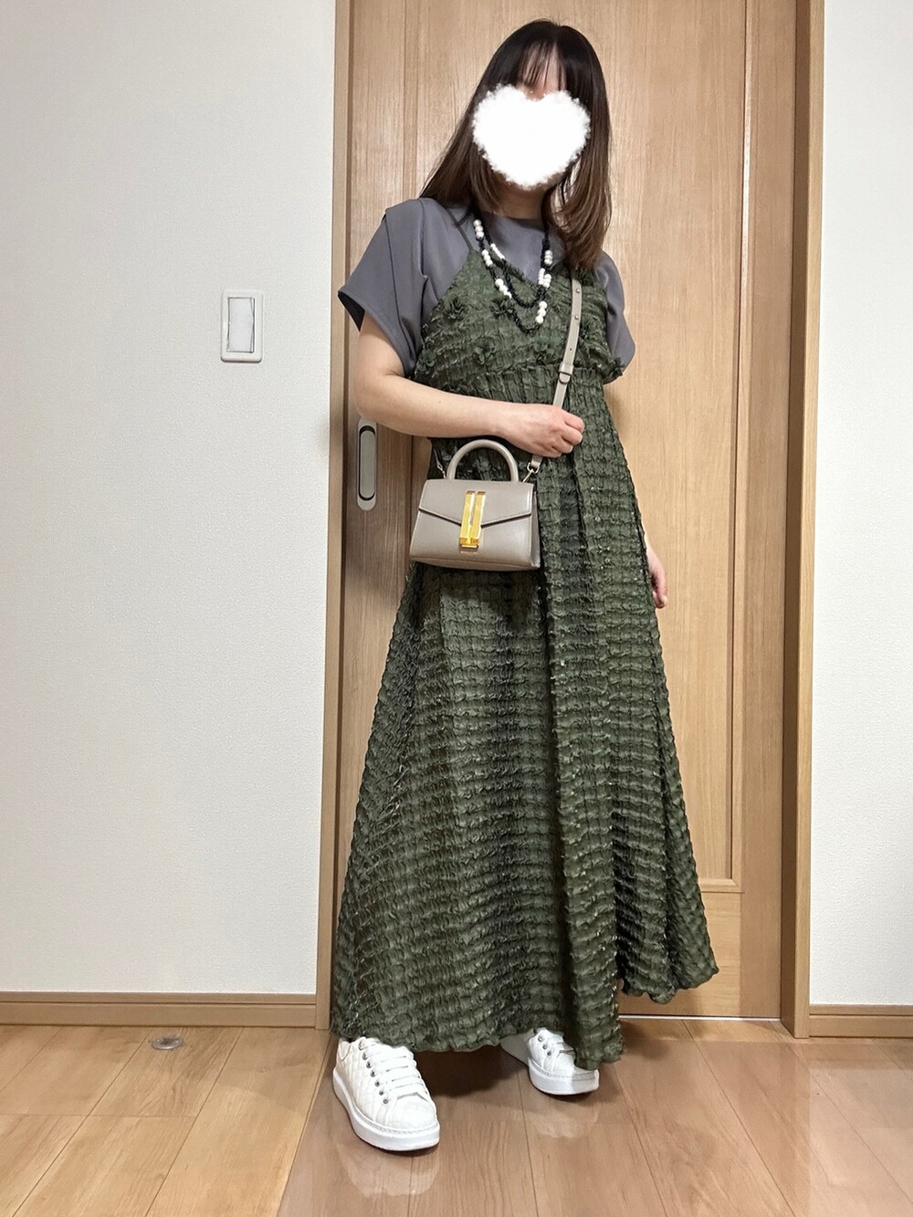 ホワイト系のカーディガン/ボレロ、グリーン系のワンピース、ホワイト系のスニーカーを着用したレディースの春コーディネートの3枚目の写真