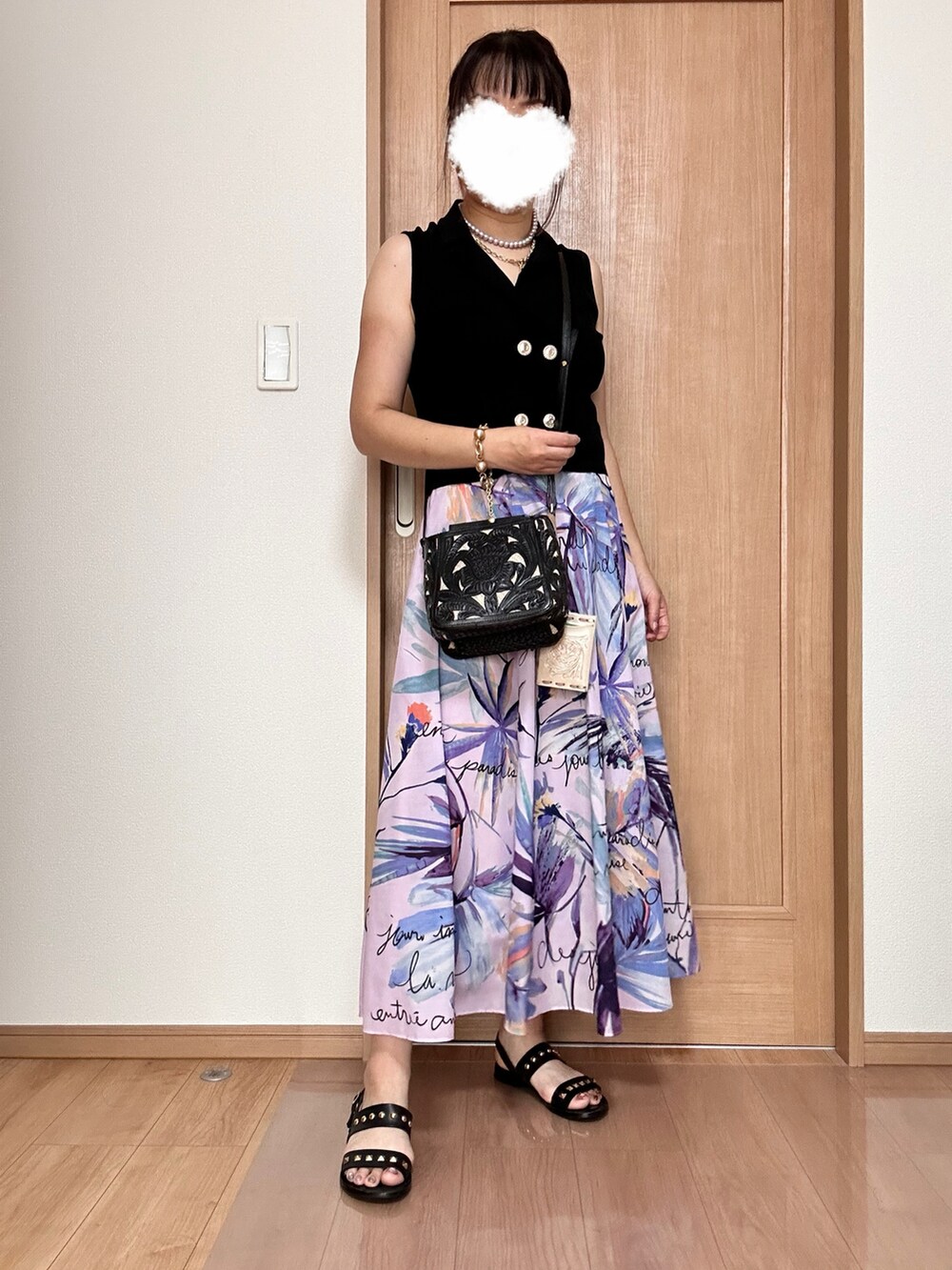 ブラック系のベスト、パープル系のスカート、ブラック系のショルダーバッグを着用したレディースの夏コーディネートの4枚目の写真