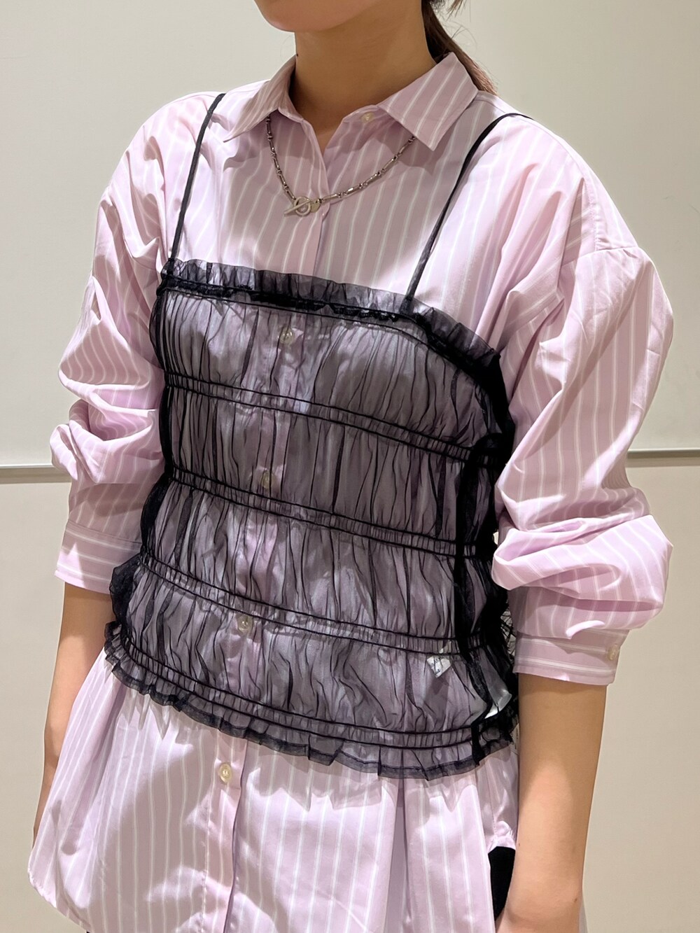 「春服コーデ、お花見コーデ、パンツコーデ、ピンク、シャツ、チュール、スニーカー、Samansa Mos2 blue、NIKE」｜「Samansa Mos2 blueのマルチスタイルシャツ（シャツ/ブラウス、ピンク系）」を使った、natsuhoさん（レディース・169cm）の春コーディネートの2枚目の写真