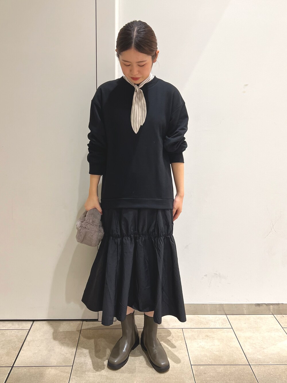 「秋冬コーデ、大人カジュアル、着回しコーデ、ショートブーツ、きれいめカジュアル、ドッキングワンピ、Samansa Mos2 blue、ファー小物、ボウタイブラウス」｜「Samansa Mos2 blueの裏毛ドッキングワンピース（ワンピース、ブラック系）」を使った、natsuhoさん（レディース・169cm）の秋コーディネートの2枚目の写真