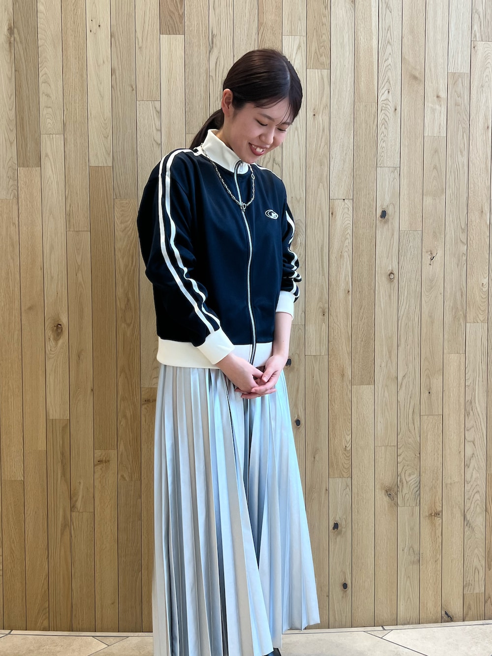 「春ファッション、ootd、ネイビー、トラックジャケット、ロングスカート、プリーツスカート、シルバー、ehka sopo」｜「ehka sopoのトラックジャケット（ノーカラージャケット、ブルー系）」を使った、natsuhoさん（レディース・169cm）の春コーディネートの2枚目の写真