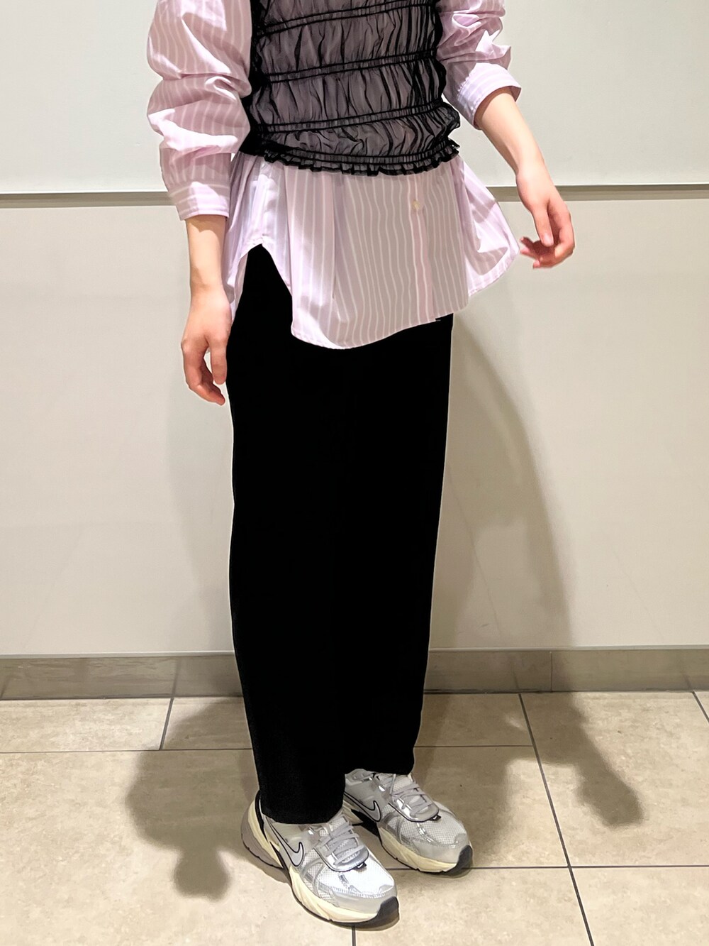 「春服コーデ、お花見コーデ、パンツコーデ、ピンク、シャツ、チュール、スニーカー、Samansa Mos2 blue、NIKE」｜「Samansa Mos2 blueのマルチスタイルシャツ（シャツ/ブラウス、ピンク系）」を使った、natsuhoさん（レディース・169cm）の春コーディネートの3枚目の写真
