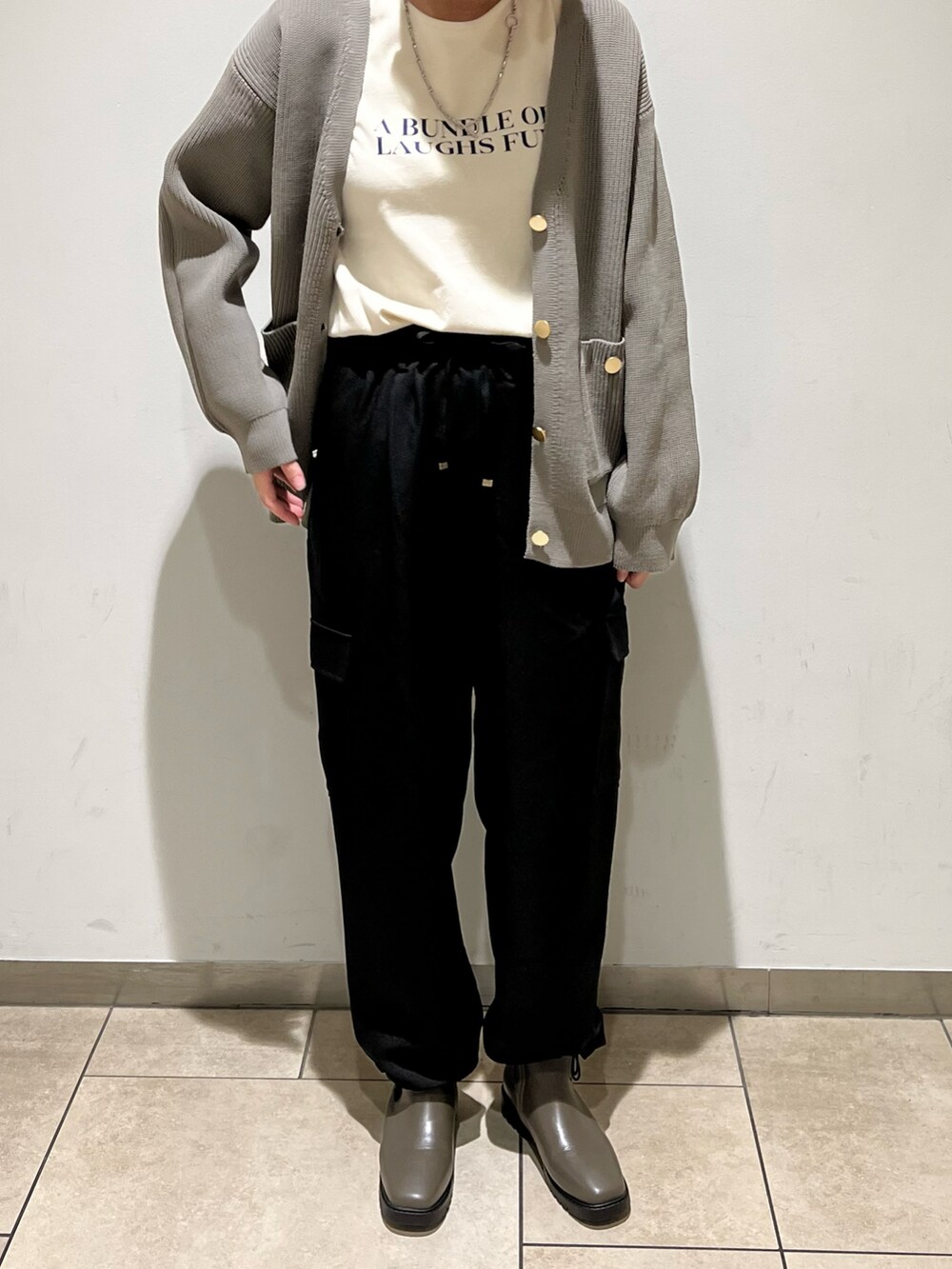 「秋、きれいめカジュアル、オトナカジュアル、サイドゴアブーツ、Samansa Mos2 blue、カーゴパンツ、ニットカーディガン、サマンサモスモスブルー」｜「Samansa Mos2 blueのアイテム（Tシャツ/カットソー、ベージュ系）」を使った、natsuhoさん（レディース・169cm）の秋コーディネートの3枚目の写真