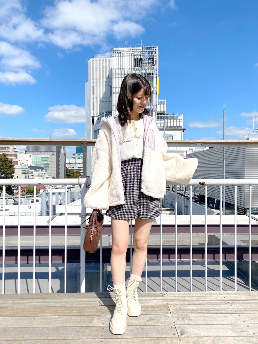 ホワイト系のシャツ/ブラウス、ホワイト系のその他パンツ、ブラウン系のブーツを着用したレディースの秋コーディネートの2枚目の写真