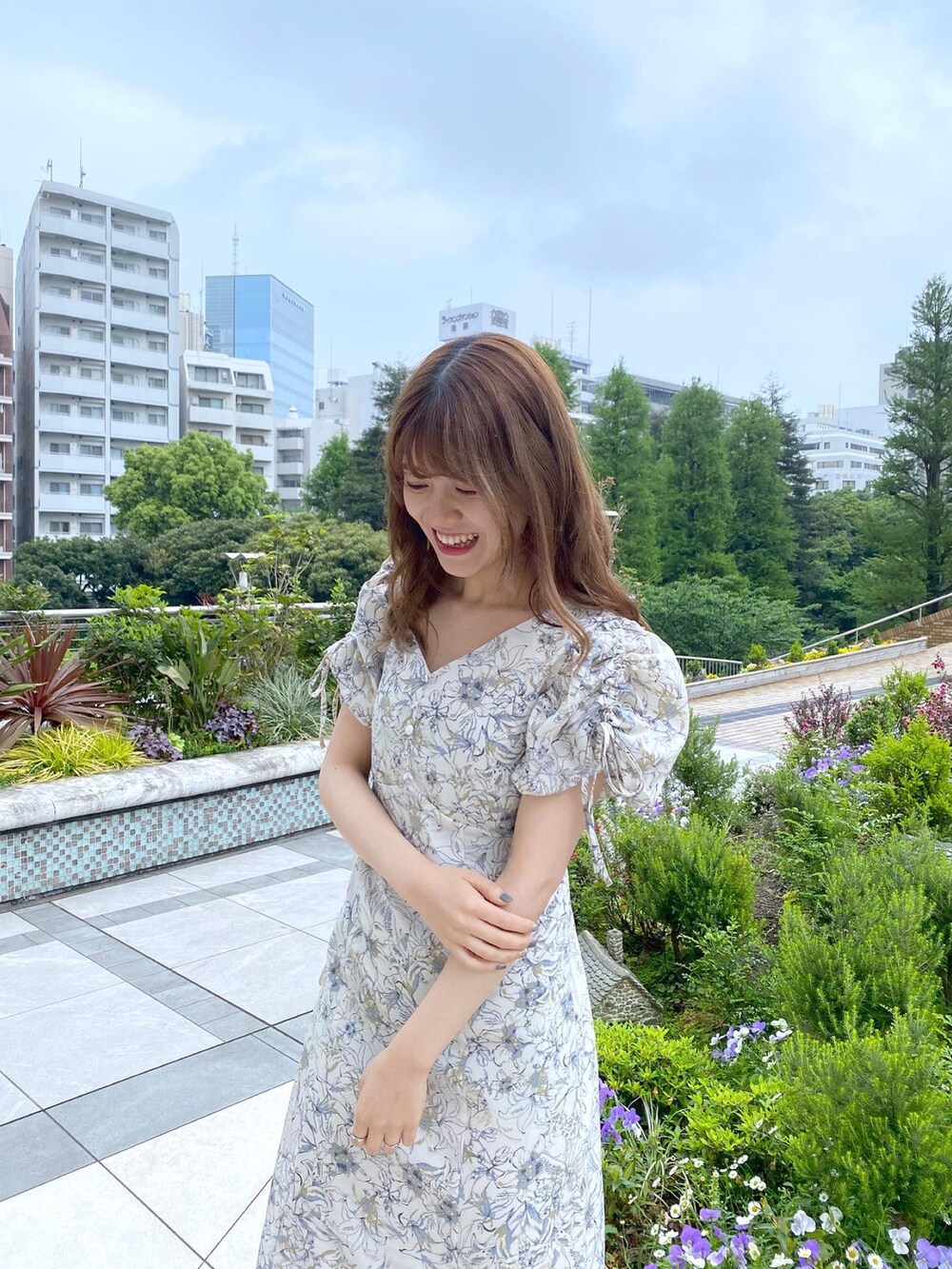 ホワイト系のサンダル、ベージュ系のワンピース、ホワイト系のショルダーバッグを着用したレディースの春コーディネートの3枚目の写真