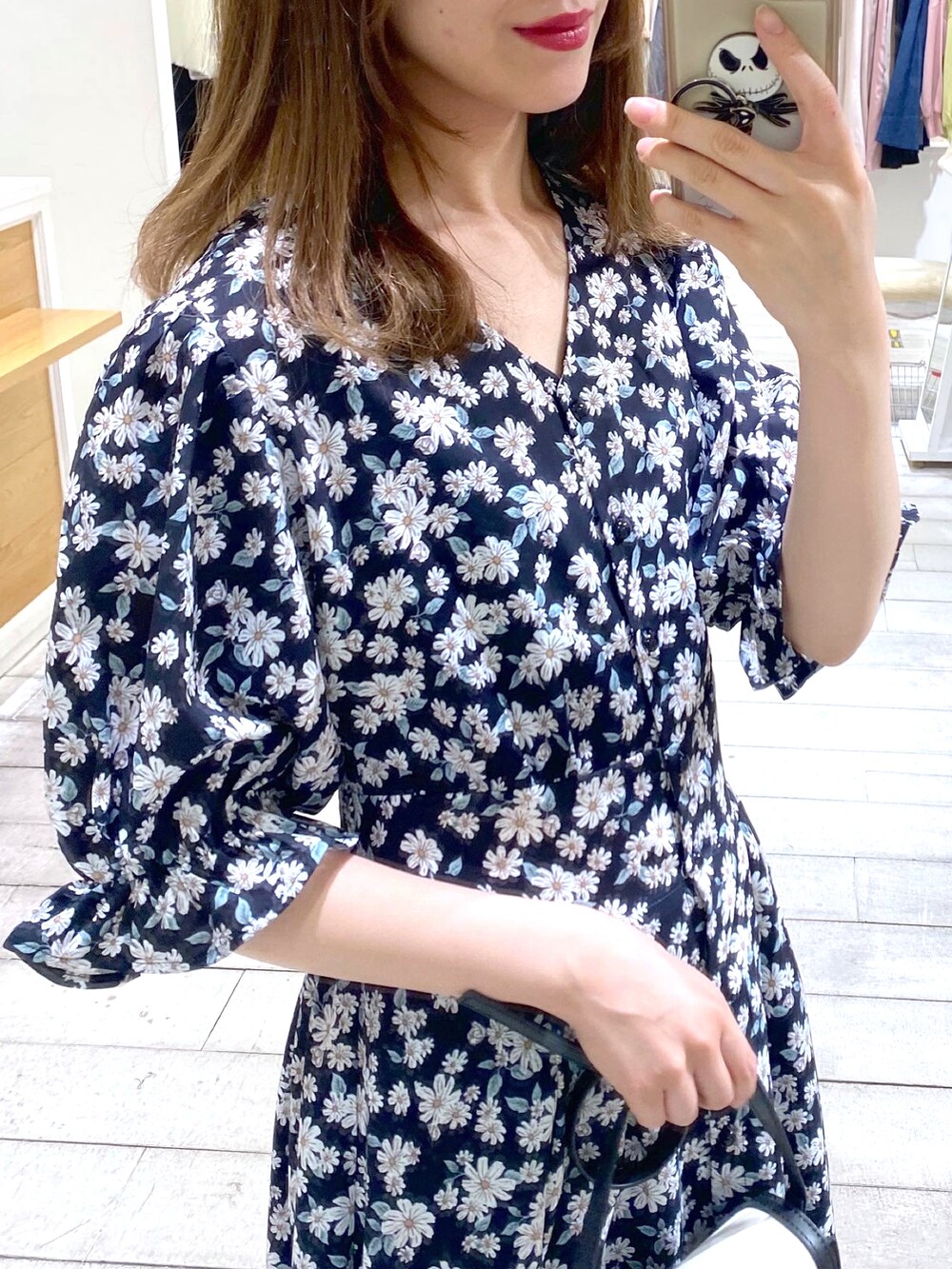 ブラック系のバレエシューズ、ベージュ系のショルダーバッグ、ブラック系のワンピースを着用したレディースの春コーディネートの2枚目の写真