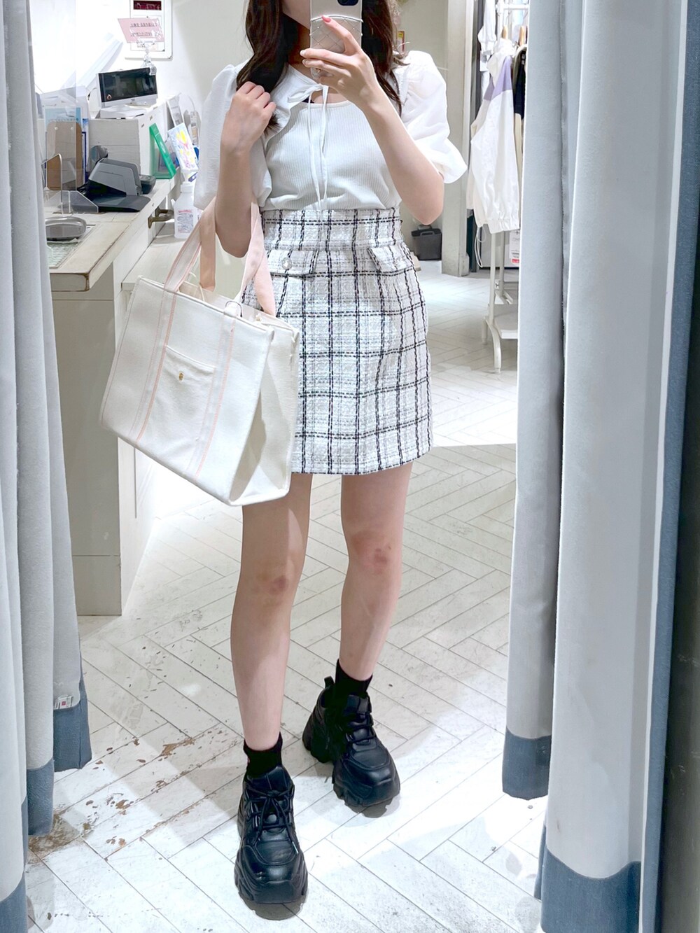 ホワイト系のTシャツ/カットソー、ホワイト系のスカート、ピンク系のトートバッグを着用したレディースの春コーディネートの2枚目の写真