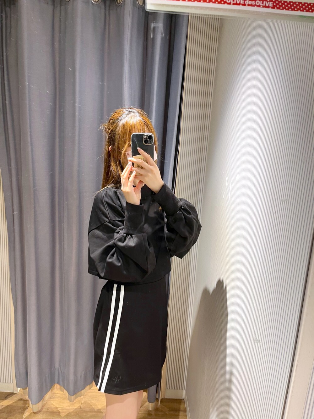 ブラウン系のショルダーバッグ、ブラック系のブーツ、ブラック系のスカートを着用したレディースの夏コーディネートの2枚目の写真