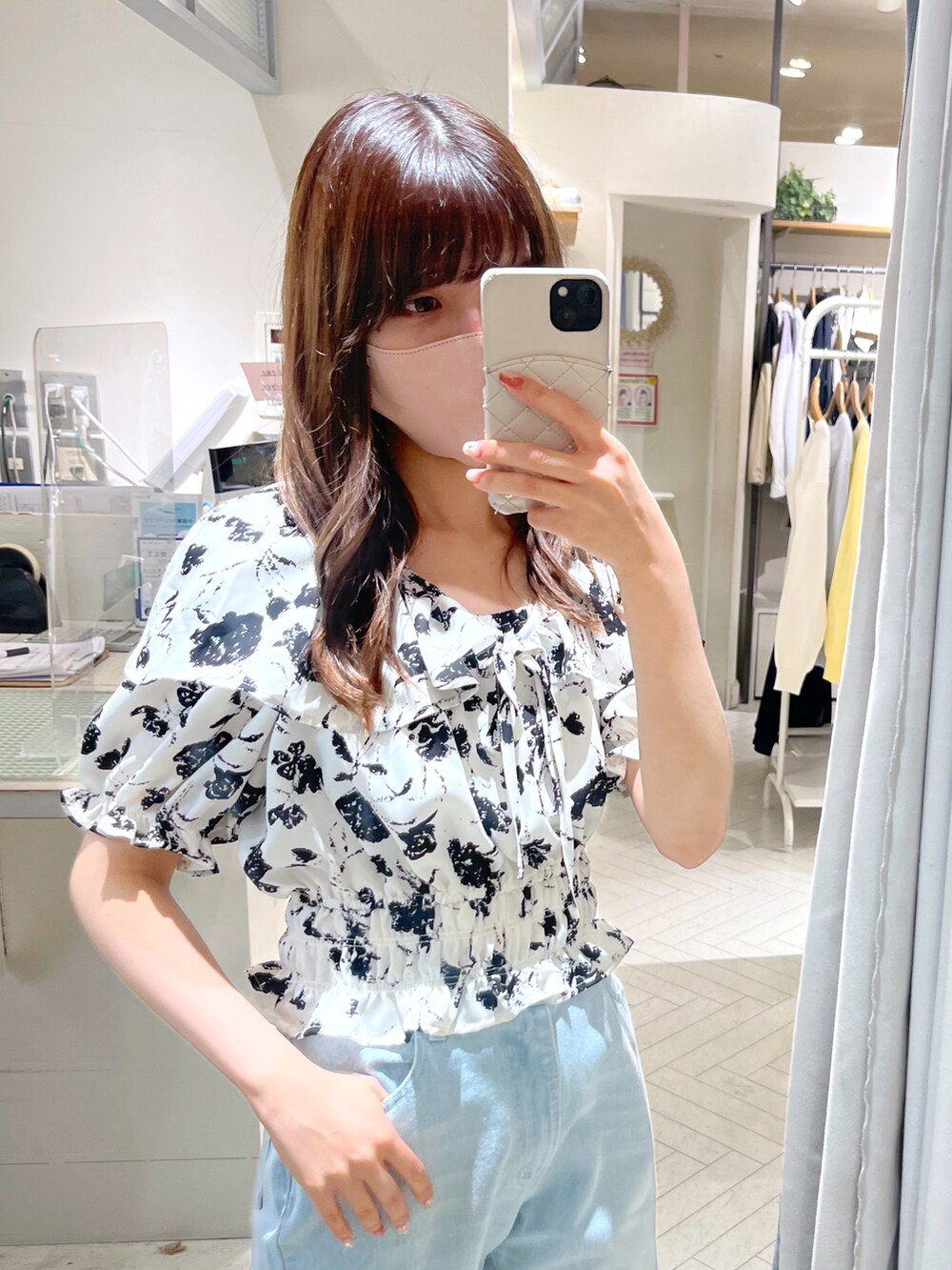 ブルー系のデニムパンツ、ブラック系のシャツ/ブラウスを着用したレディースの春コーディネートの2枚目の写真