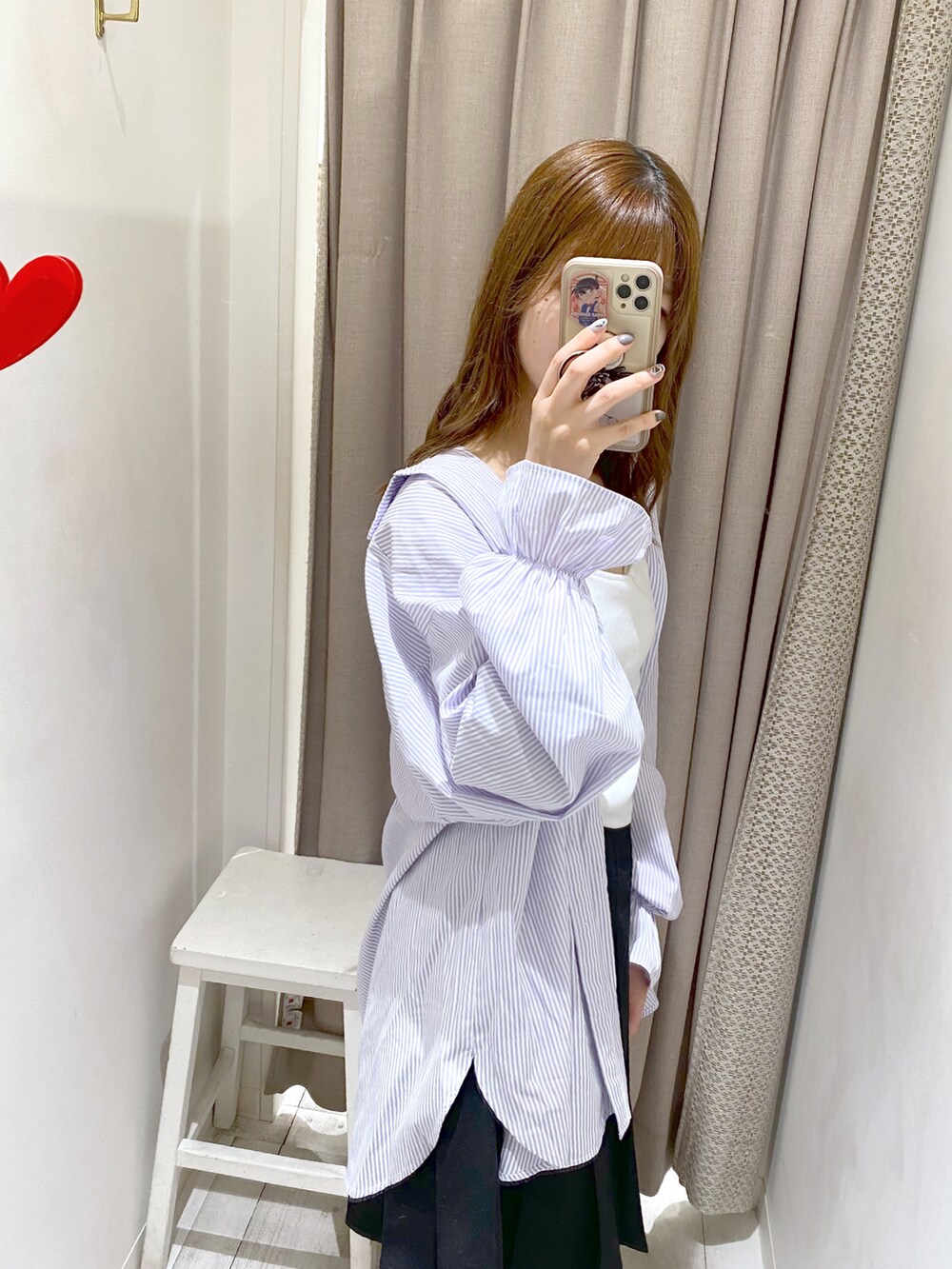 ブラック系のスカート、ピンク系のシャツ/ブラウスを着用したレディースの春コーディネートの2枚目の写真