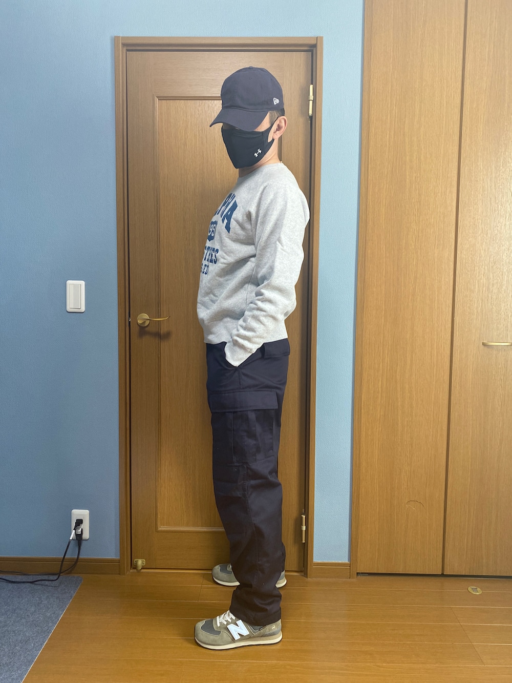 ブラック系のカーゴパンツ、グレー系のスニーカー、グレー系のスウェットを着用したメンズの秋コーディネートの2枚目の写真