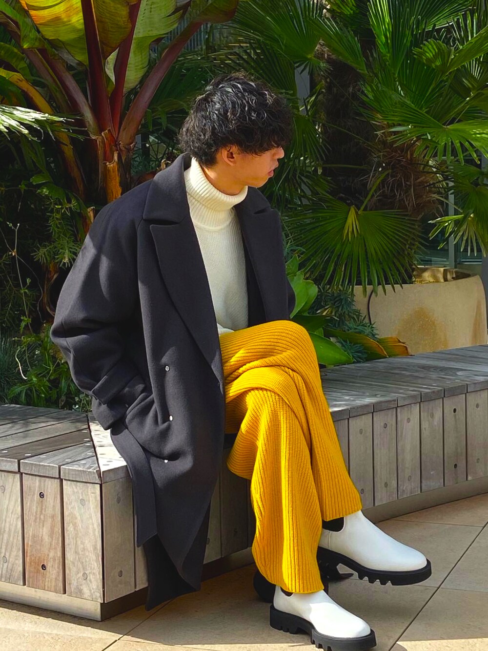 ホワイト系のブーツ、グレー系のジャケット/アウター、ホワイト系のニット/セーターを着用したメンズの秋コーディネートの2枚目の写真