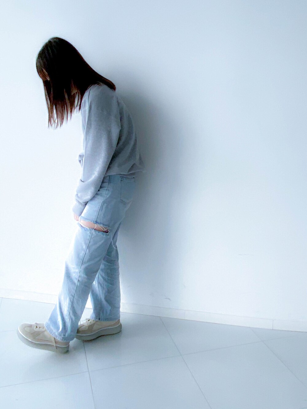 グレー系のスウェットを着用したレディースの秋コーディネートの2枚目の写真