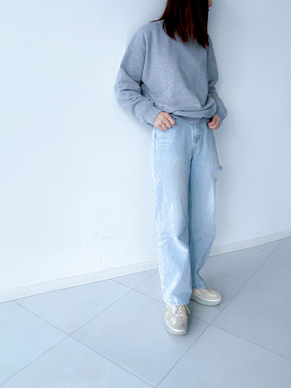 グレー系のスウェットを着用したレディースの秋コーディネートの3枚目の写真