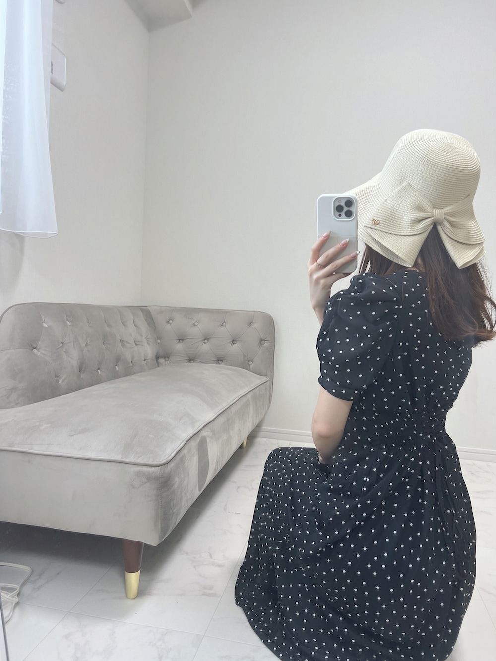 ブラック系のワンピースを着用したレディースの夏コーディネートの3枚目の写真
