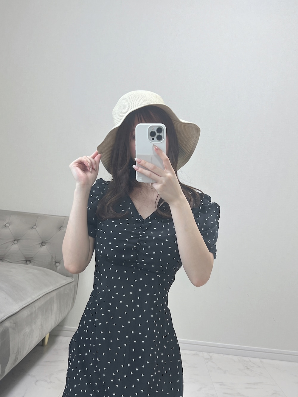 ブラック系のワンピースを着用したレディースの夏コーディネートの2枚目の写真