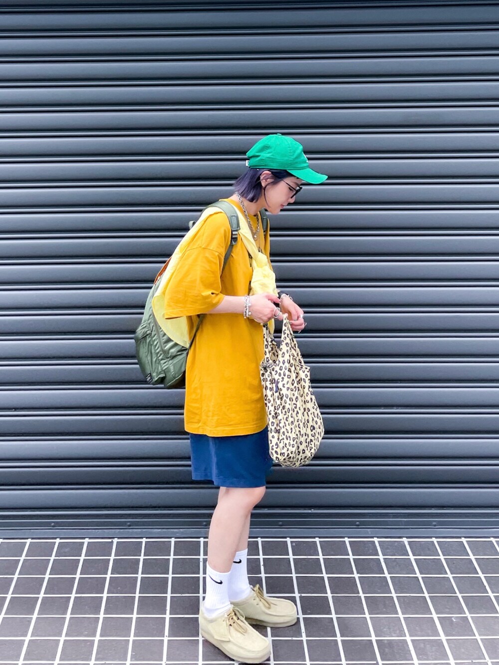 ベージュ系のスリッポン、その他のクラッチバッグ、イエロー系のシャツ/ブラウスを着用したレディースの春コーディネートの2枚目の写真