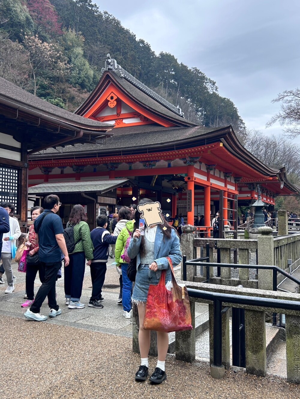 ブルー系のデニムジャケット、ブルー系のデニムスカート、ブルー系のベストを着用したレディースの冬コーディネートの2枚目の写真