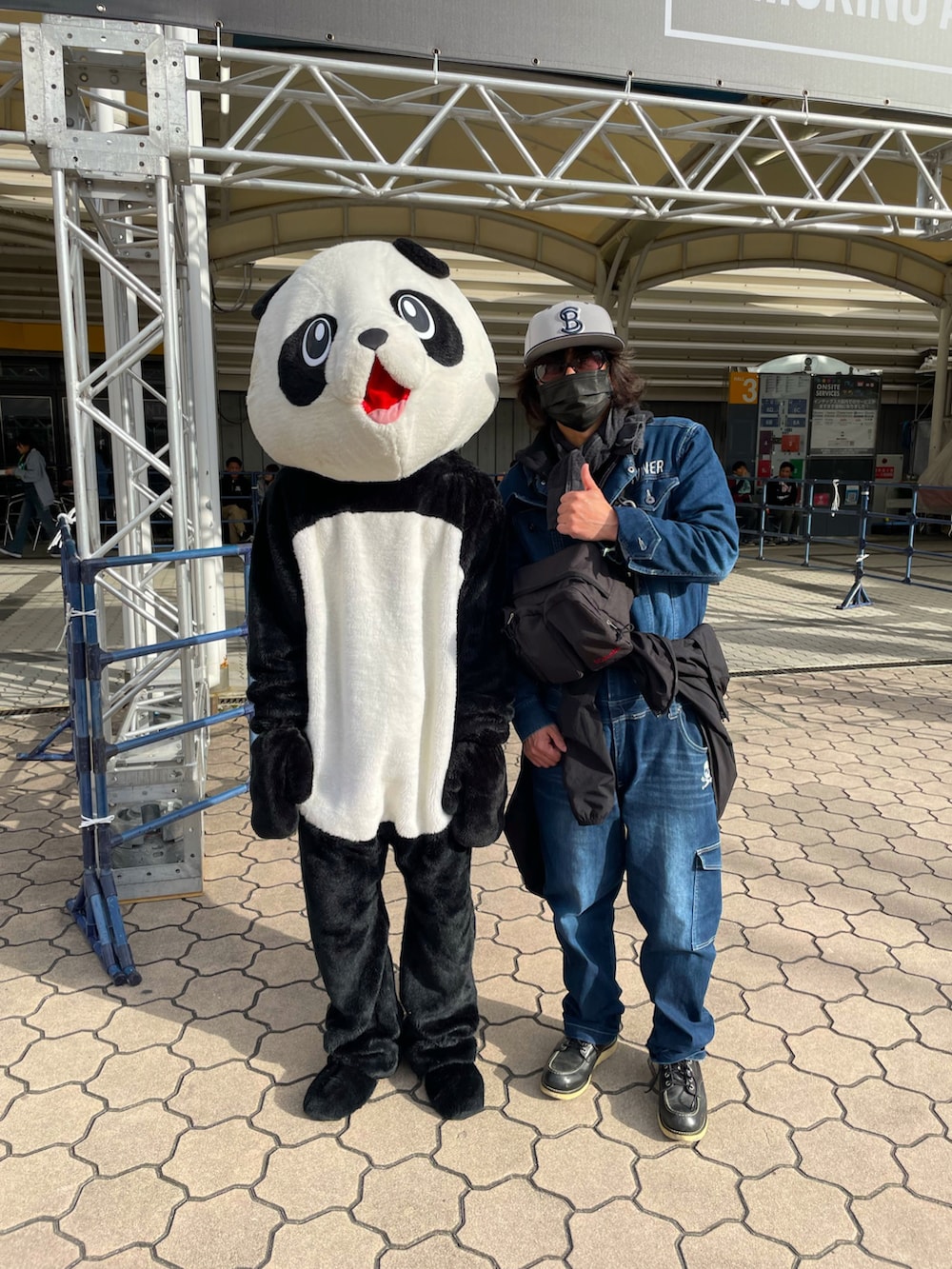 ブラック系のブーツ、ブルー系のオールインワン・サロペット、ブラック系のサングラスを着用したメンズの冬コーディネートの2枚目の写真