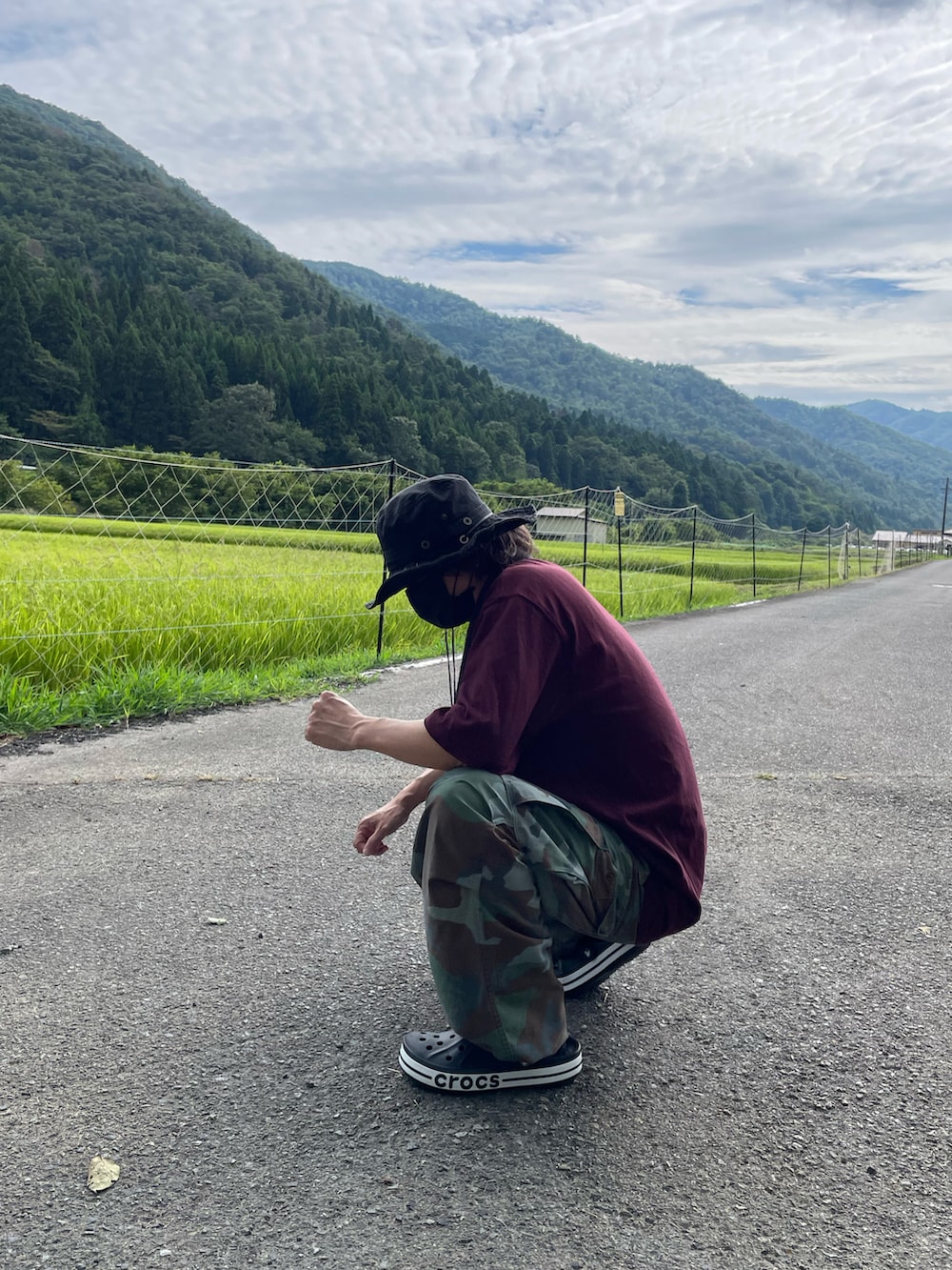「夏コーデ、カーゴパンツ、迷彩パンツ、carhartt、クロックス、キャンプ、カーハート、crocs、サファリハット、ハット、リラックススタイル、夏休み」｜「crocsの《crocs》クロックス バヤバンド クロッグ（サンダル、ブラック系）」を使った、ロク弦さん（メンズ・170cm）の夏コーディネートの3枚目の写真