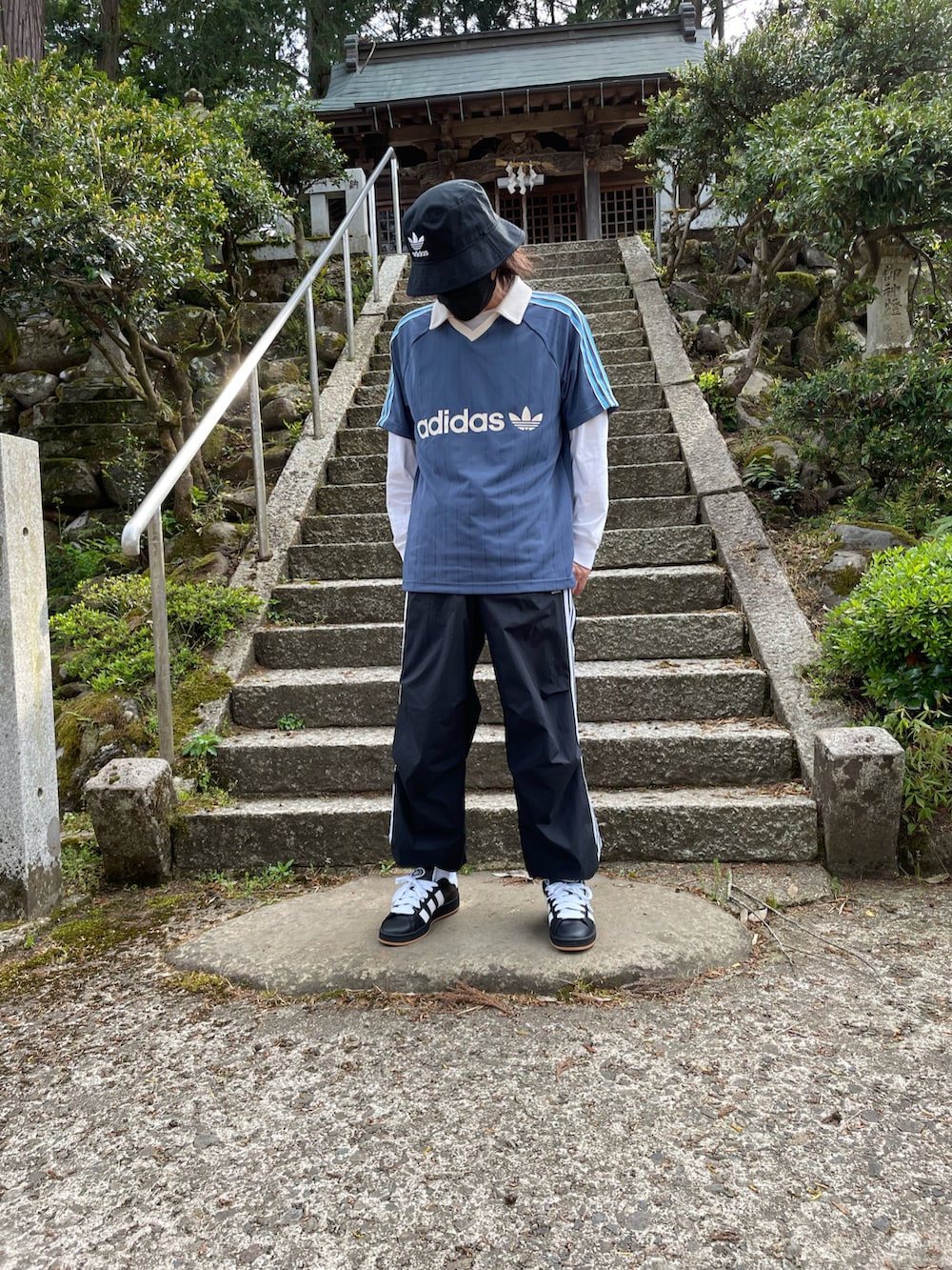 ブルー系のTシャツ/カットソー、ブラック系のスニーカー、ブラック系のその他パンツを着用したメンズの春コーディネートの2枚目の写真