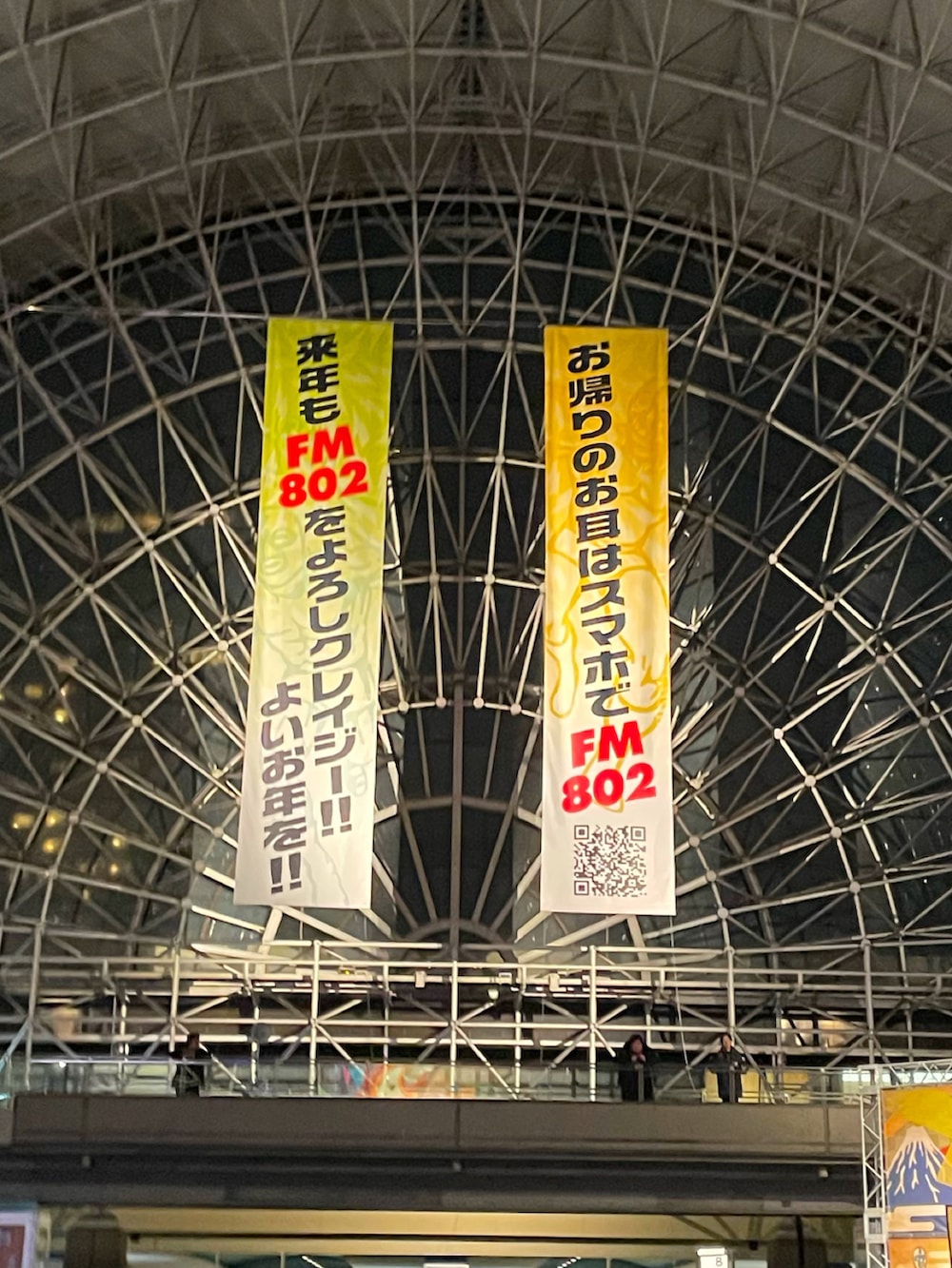 ブラック系のブーツ、ブルー系のオールインワン・サロペット、ブラック系のサングラスを着用したメンズの冬コーディネートの3枚目の写真