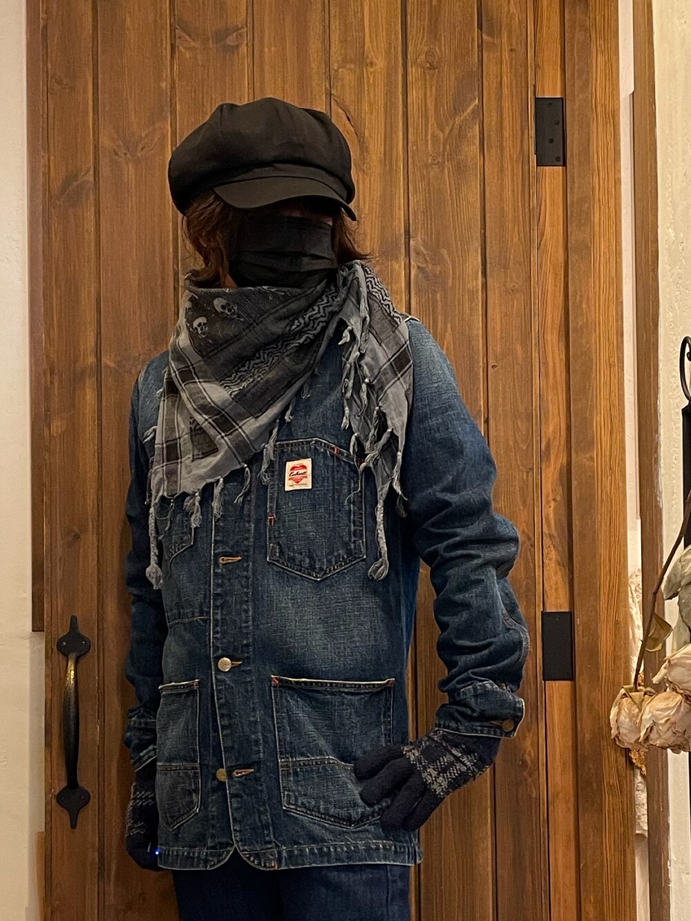 ブルー系のデニムパンツ、ブラック系のブーツ、ブルー系のカバーオールを着用したメンズの冬コーディネートの3枚目の写真