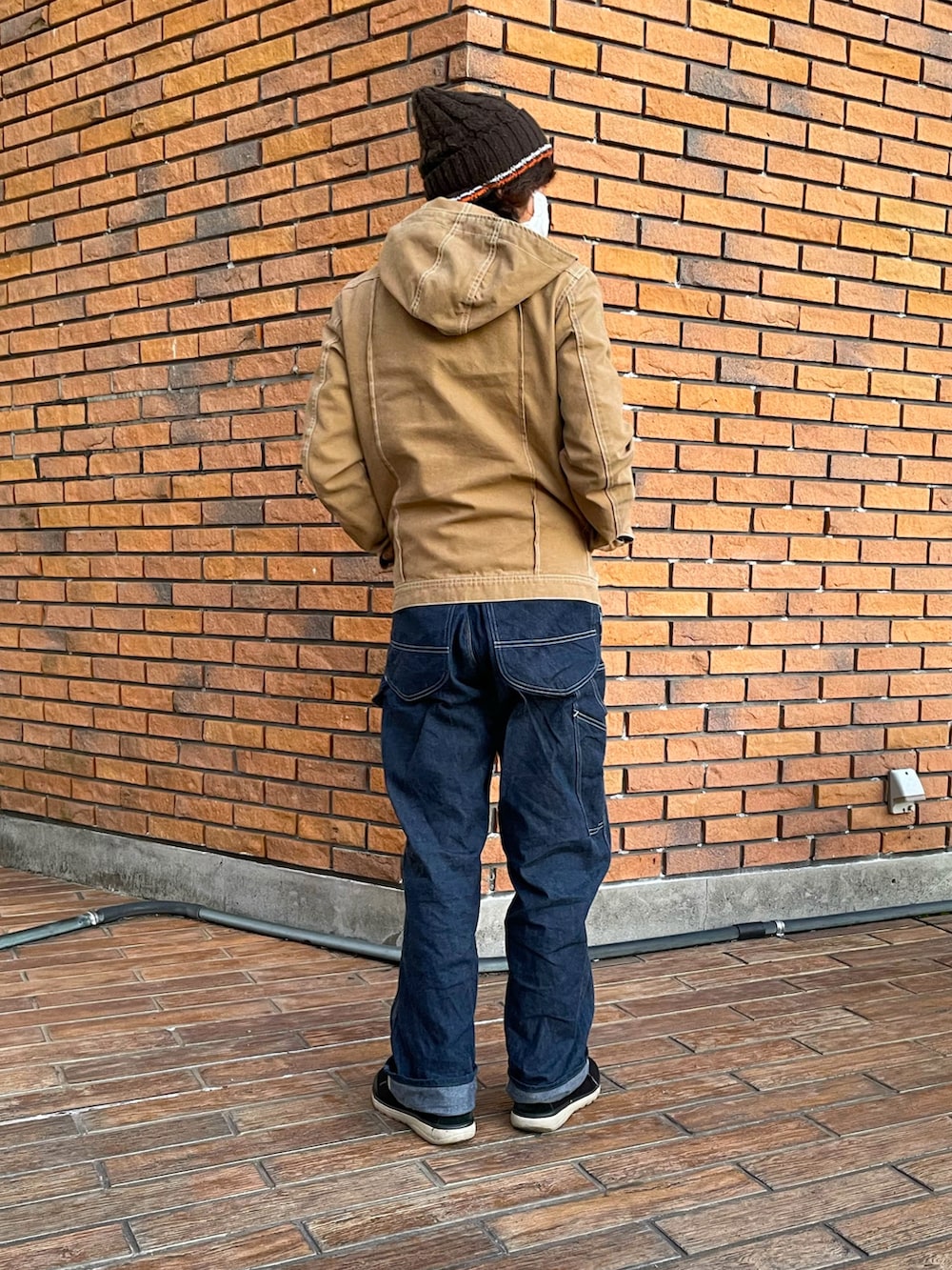 ベージュ系のデニムジャケット、ブルー系のサロペット/オーバーオール、ブラック系のその他シューズを着用したメンズの秋コーディネートの2枚目の写真