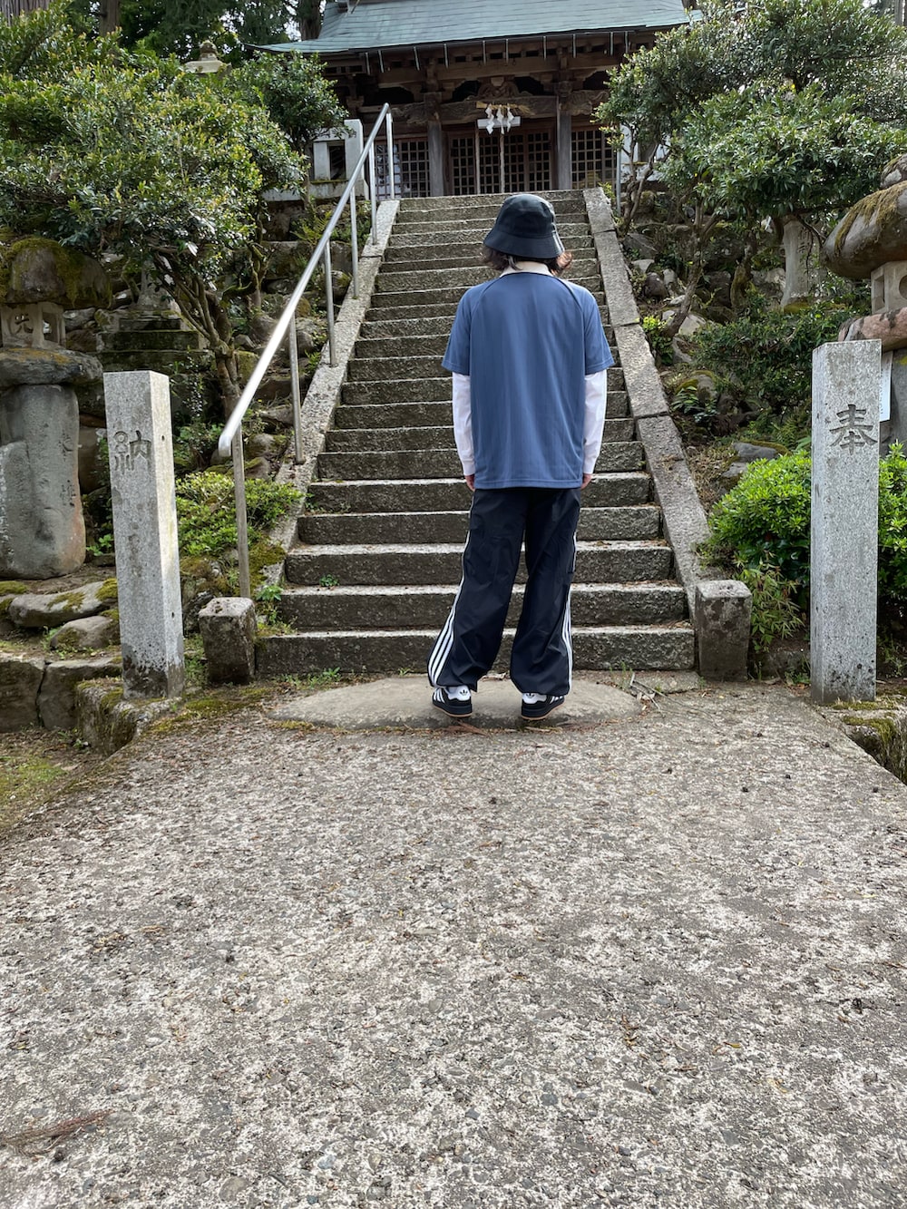 ブルー系のTシャツ/カットソー、ブラック系のスニーカー、ブラック系のその他パンツを着用したメンズの春コーディネートの3枚目の写真